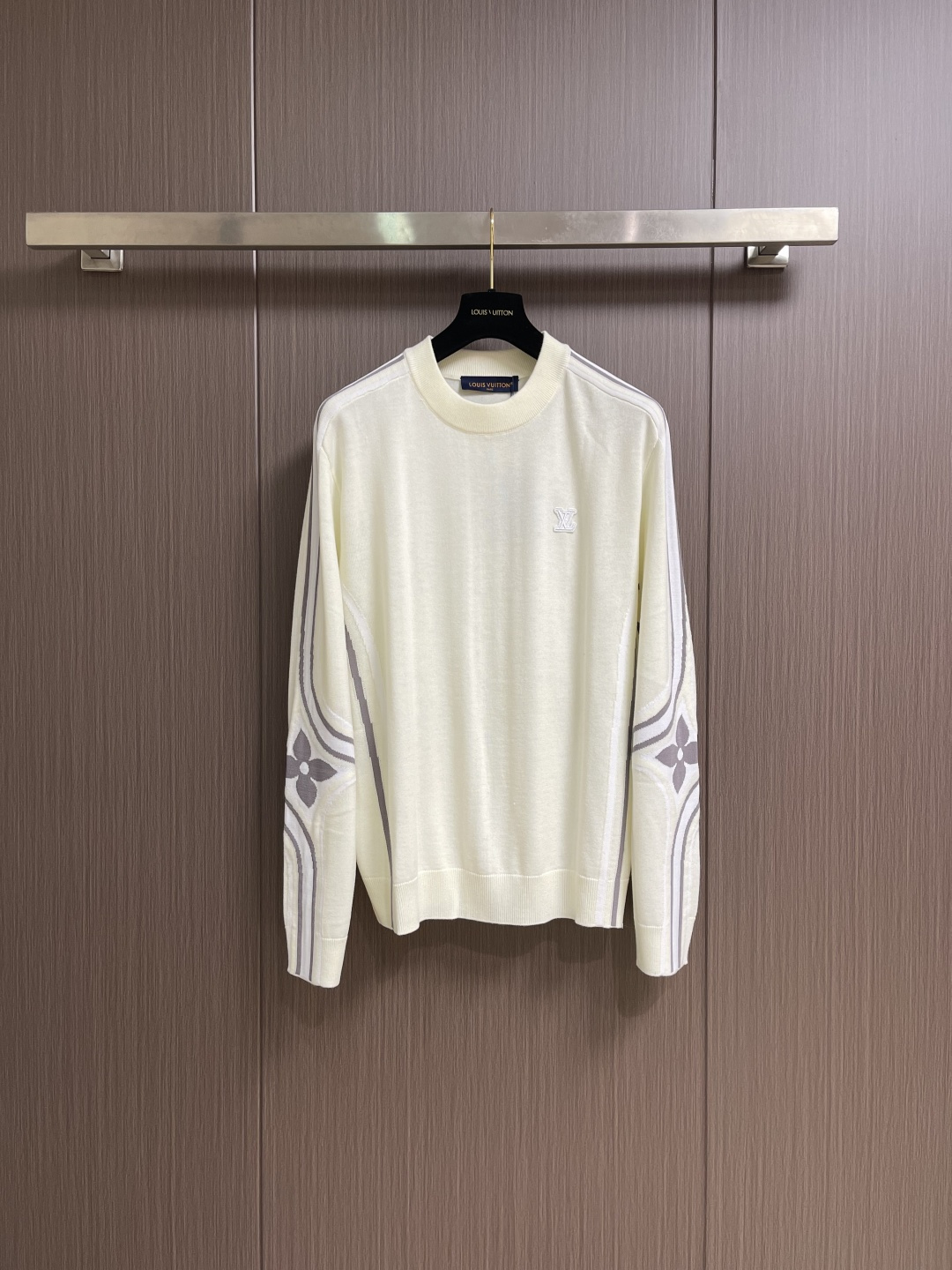 LV 奶油白运动风针织圆领毛衣，SKI系列新款 标识设计左胸处有立体LV章仔标识，衣袖融入品牌经典Mon