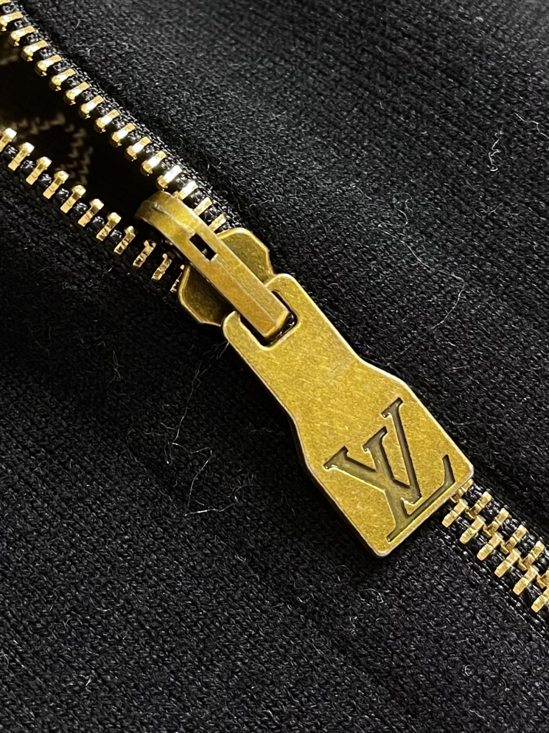 LV 双面连帽满印外套，这件双面连帽夹克采用了路易威登经典的双面设计工艺，一面是品牌标志性的老花图案，另