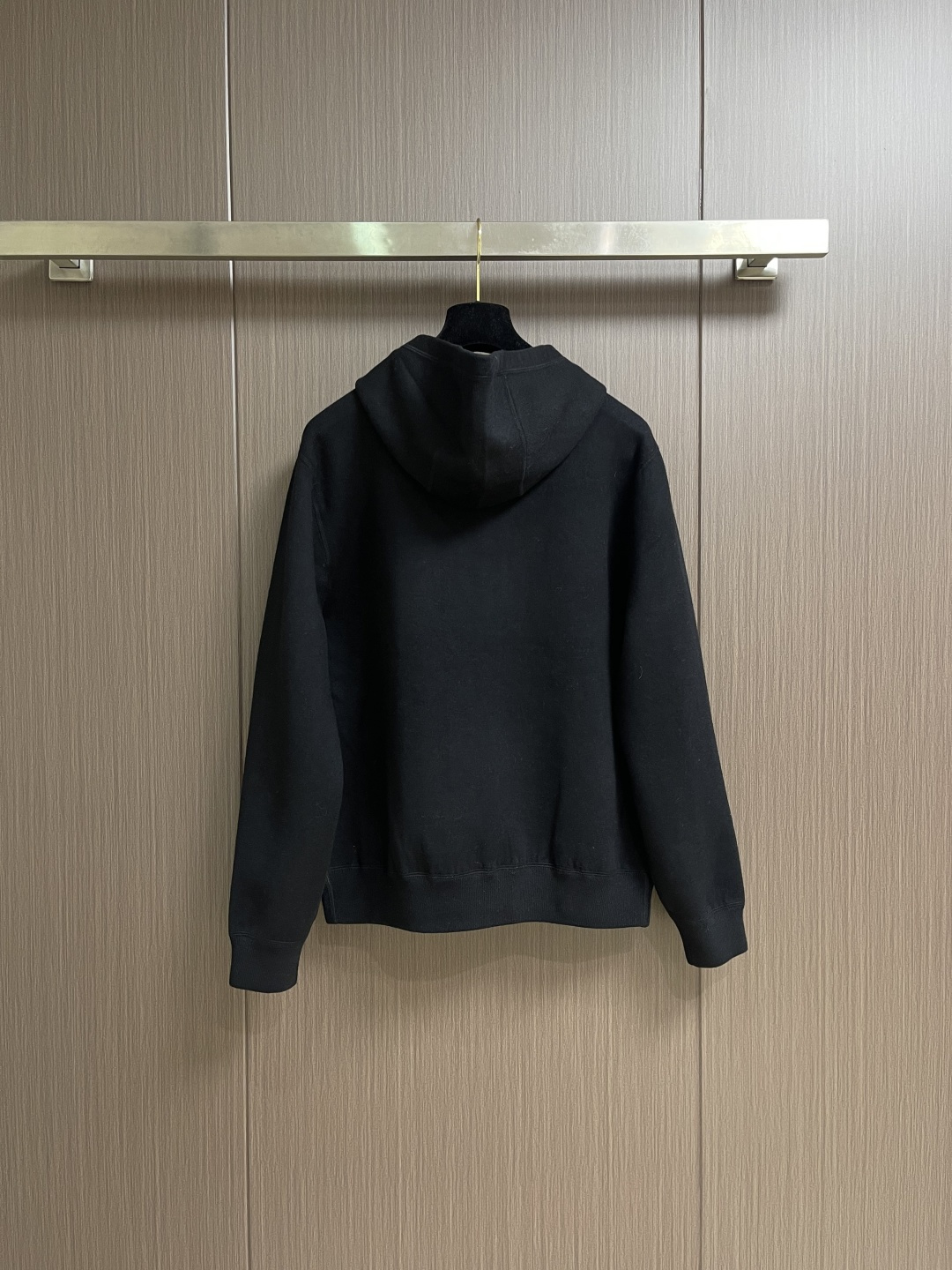 LV 双面连帽满印外套，这件双面连帽夹克采用了路易威登经典的双面设计工艺，一面是品牌标志性的老花图案，另