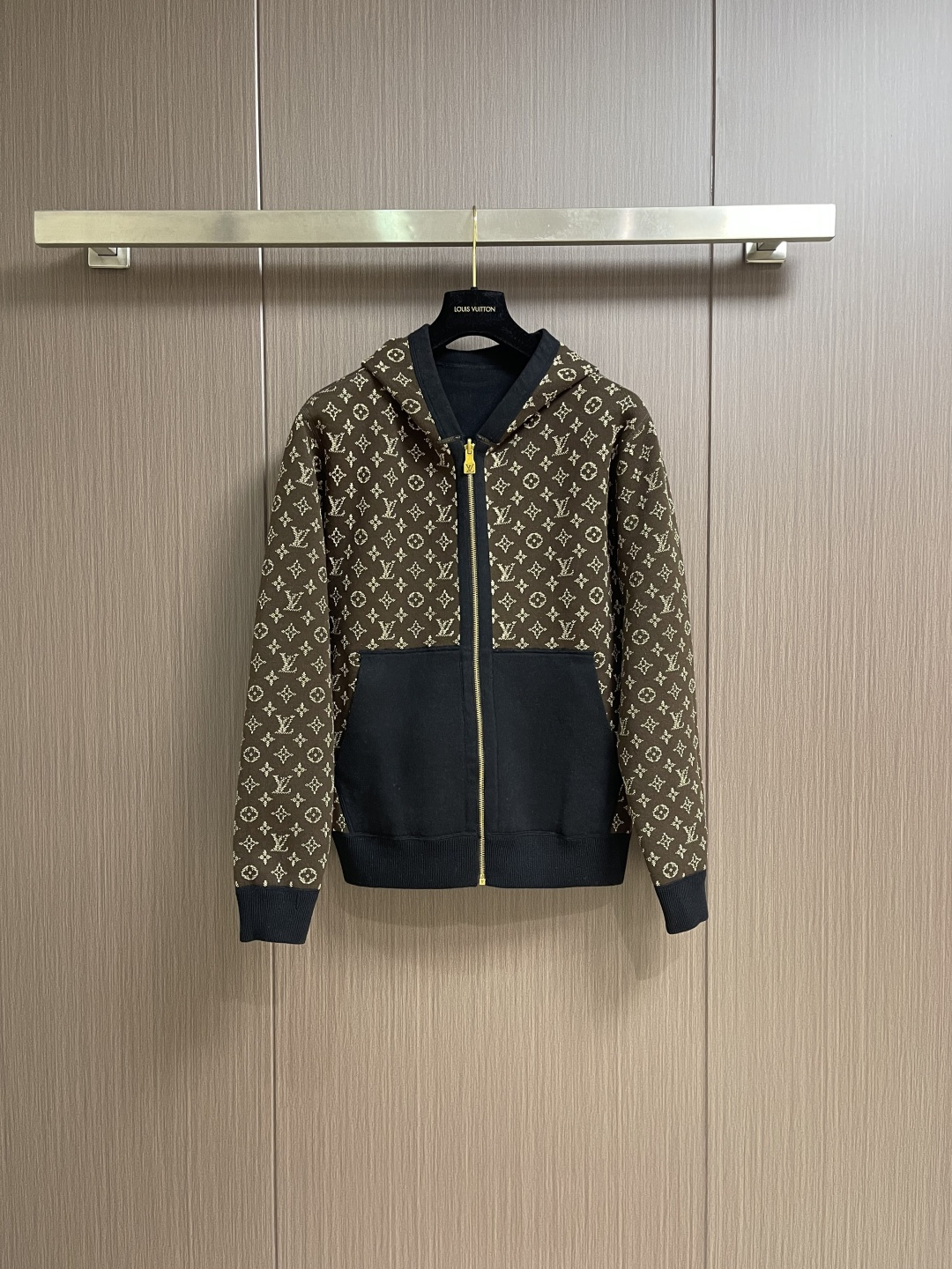 LV 双面连帽满印外套，这件双面连帽夹克采用了路易威登经典的双面设计工艺，一面是品牌标志性的老花图案，另