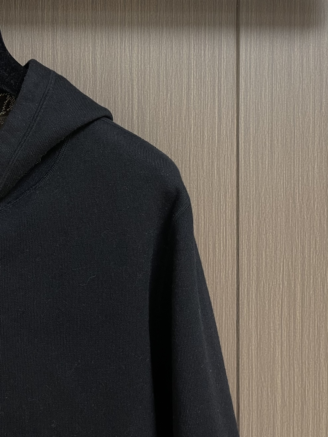 LV 双面连帽满印外套，这件双面连帽夹克采用了路易威登经典的双面设计工艺，一面是品牌标志性的老花图案，另