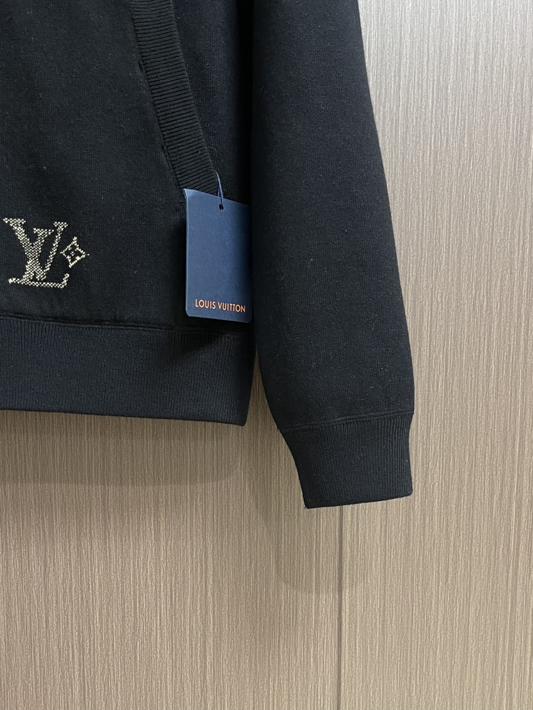 LV 双面连帽满印外套，这件双面连帽夹克采用了路易威登经典的双面设计工艺，一面是品牌标志性的老花图案，另