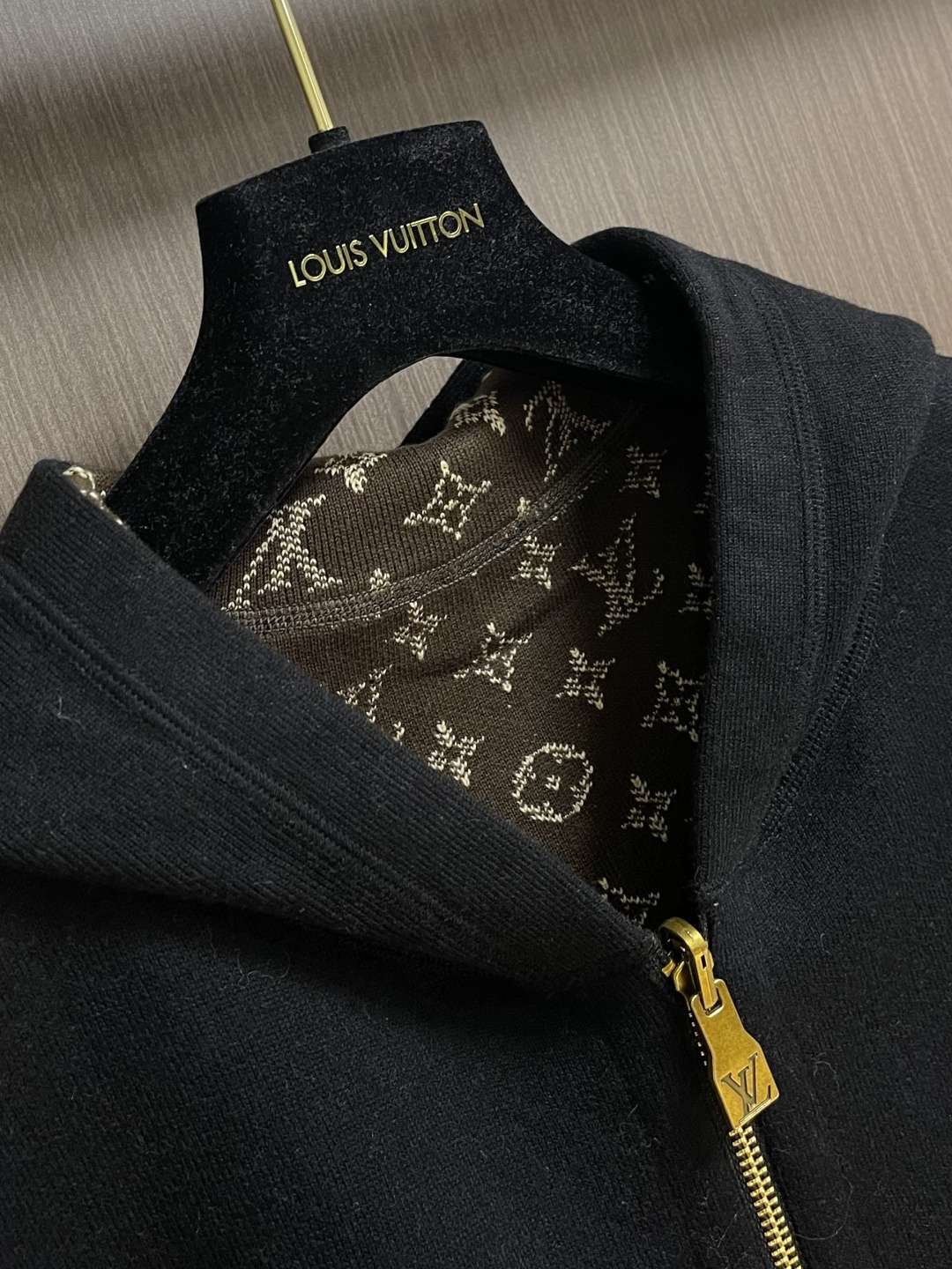 LV 双面连帽满印外套，这件双面连帽夹克采用了路易威登经典的双面设计工艺，一面是品牌标志性的老花图案，另