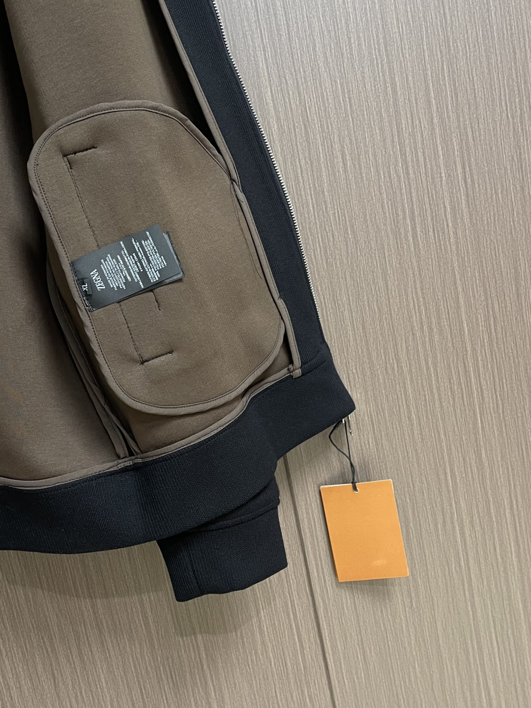 zegna 三色羊毛混纺情侣款拉链立领外套，这是ZEGna的三色羊毛混纺连帽外套，质感与格调双在线的高阶