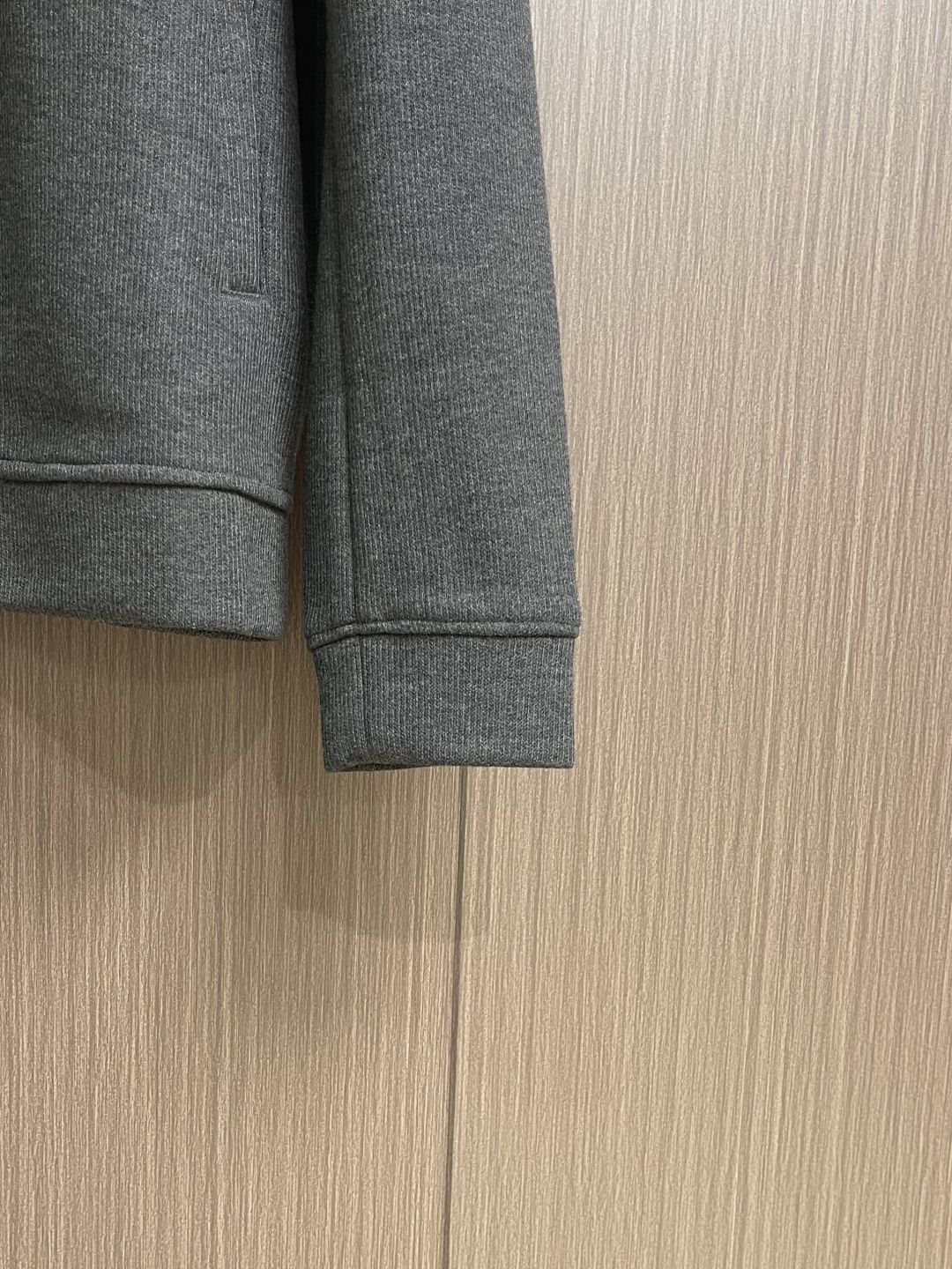 zegna 三色羊毛混纺情侣款拉链立领外套，这是ZEGna的三色羊毛混纺连帽外套，质感与格调双在线的高阶