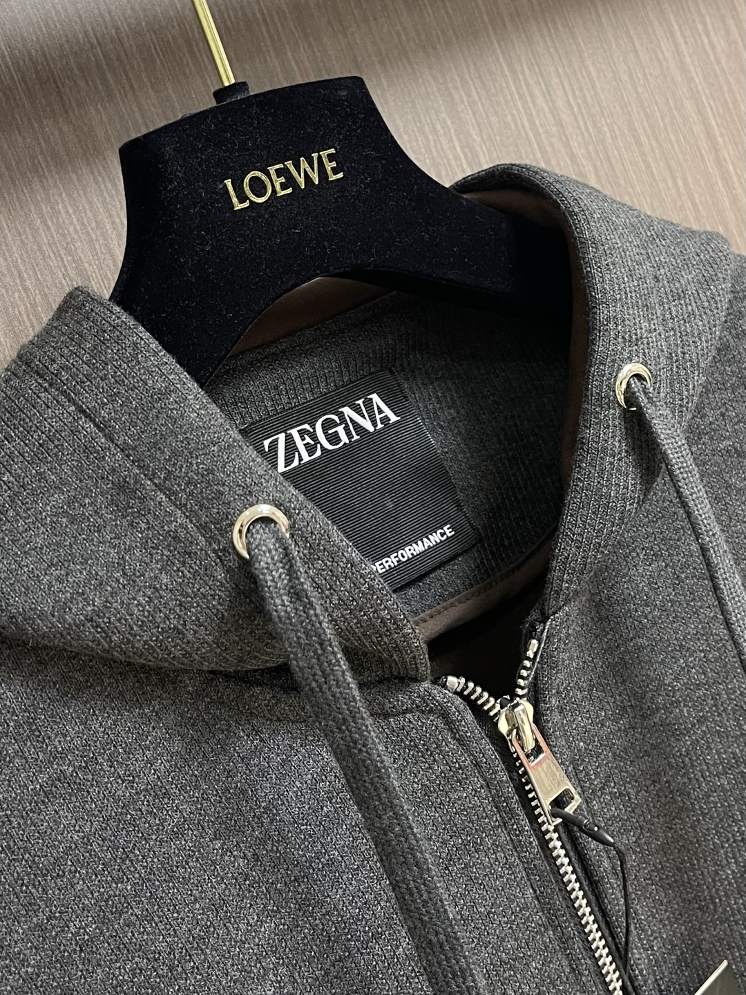 zegna 三色羊毛混纺情侣款拉链立领外套，这是ZEGna的三色羊毛混纺连帽外套，质感与格调双在线的高阶