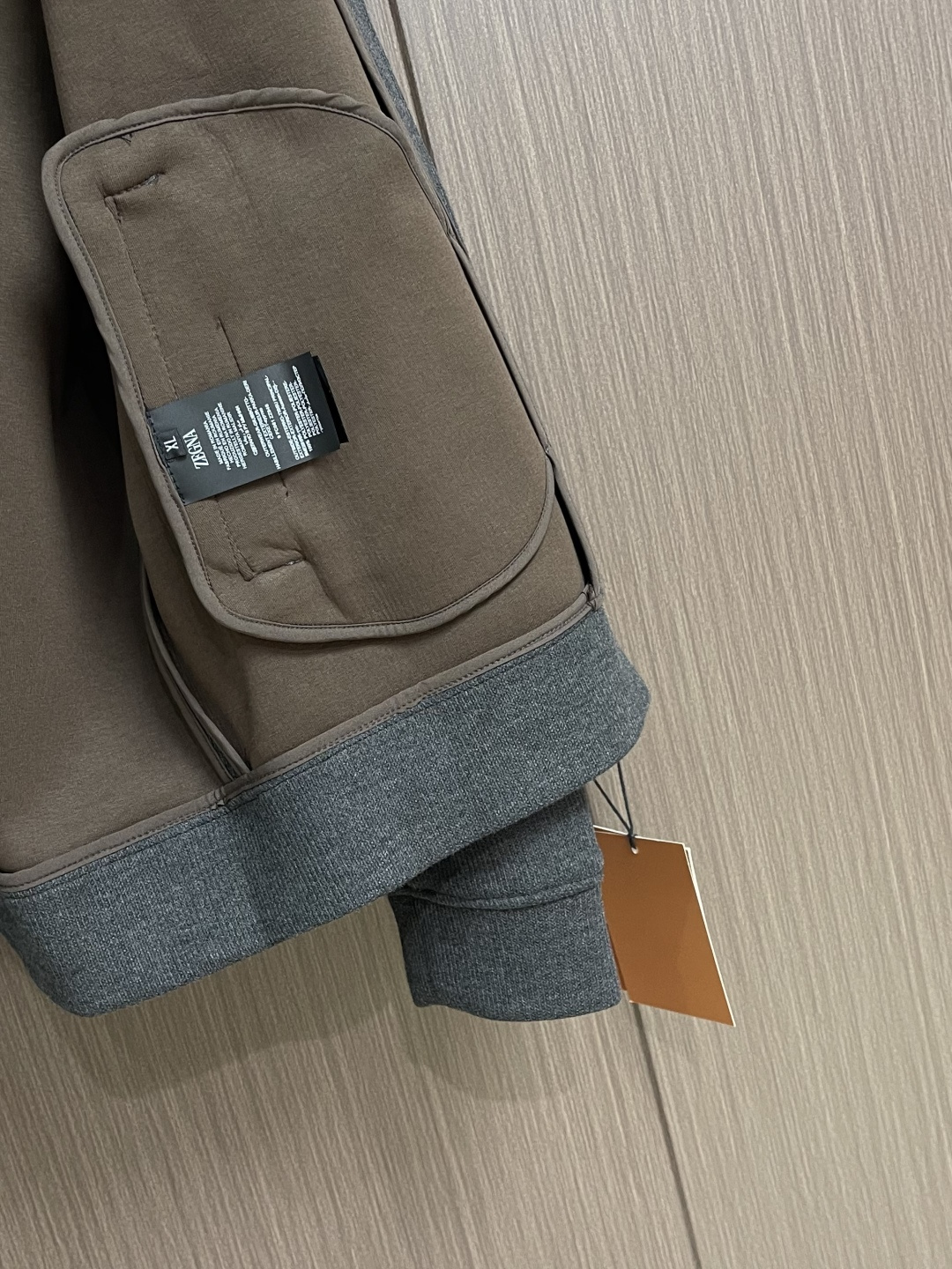 zegna 三色羊毛混纺情侣款拉链立领外套，这是ZEGna的三色羊毛混纺连帽外套，质感与格调双在线的高阶