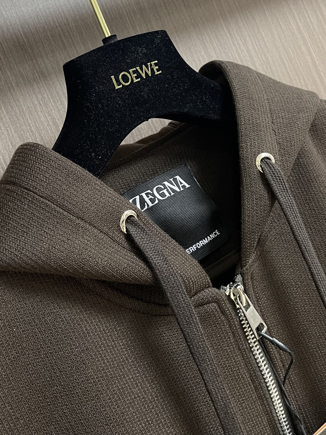 zegna 三色羊毛混纺情侣款拉链立领外套，这是ZEGna的三色羊毛混纺连帽外套，质感与格调双在线的高阶