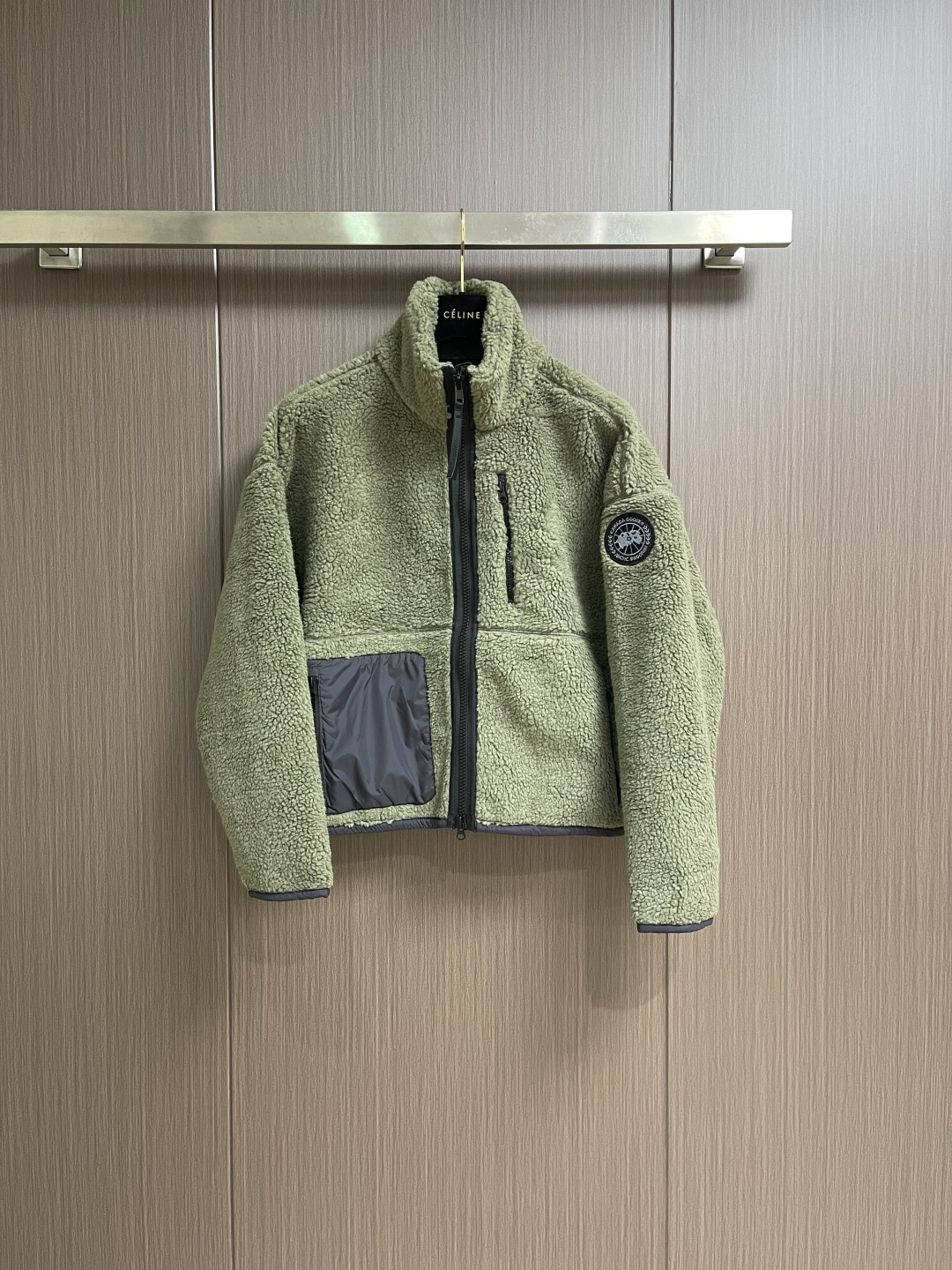 NO:609560,Canada Goose Canada Goose lambswool jacket, Simcoe sherpa zipper jacket is made of Kind artificial long-hair sherpa. It has dropped shoulders, high collar and adjustable waist hem with internal drawstring. Standard embroidered color label; top-quality Simcoe sherpa. Sizes S-M-L,,jackets & coats,jackets & coats,alexander wang19860909Canada Goose 加拿大鹅羊羔毛夹克外套,Simcoe羊羔绒拉链夹克采用Kind人造长毛羊羔绒制成,它具有落肩、高领和带内部拉绳的可调节腰部下摆.标准刺绣彩标；顶级Simcoe羊羔绒 尺码S-M-L,,jackets & coats,jackets & coats,alexander wang,Men's clothing