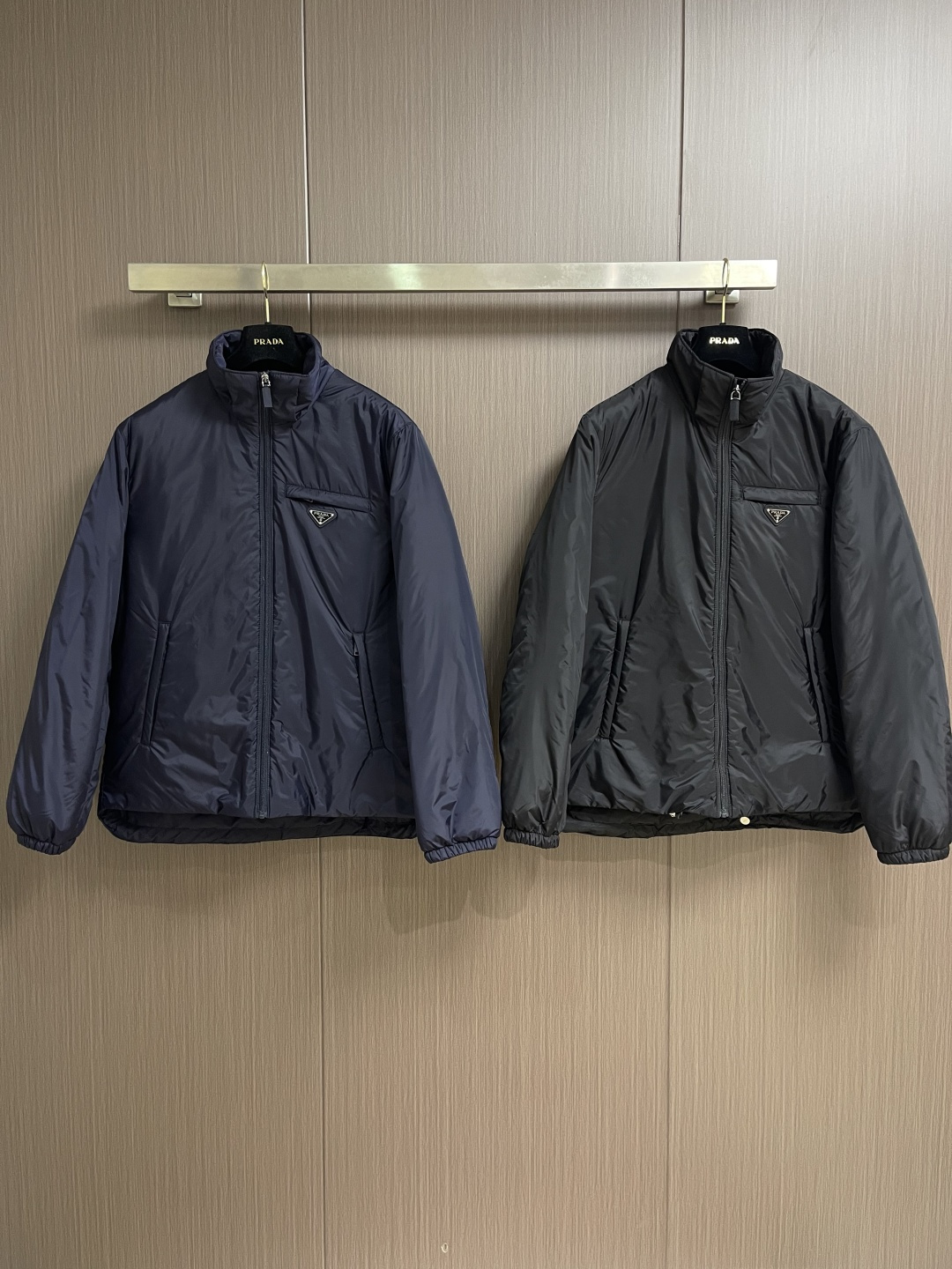 PRADA 2025FW秋冬新款连帽羽绒外套，选用品牌标志性的再生尼龙面料，与传统尼龙性能相当，具备高强