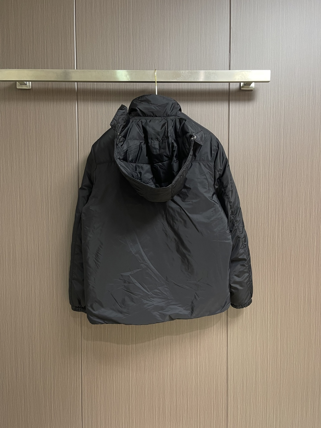 PRADA 2025FW秋冬新款连帽羽绒外套，选用品牌标志性的再生尼龙面料，与传统尼龙性能相当，具备高强