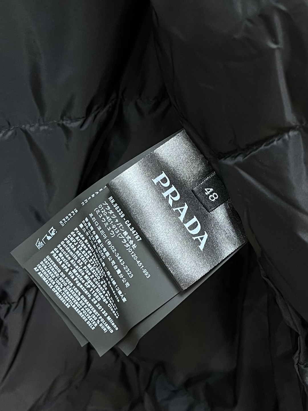 PRADA 2025FW秋冬新款连帽羽绒外套，选用品牌标志性的再生尼龙面料，与传统尼龙性能相当，具备高强