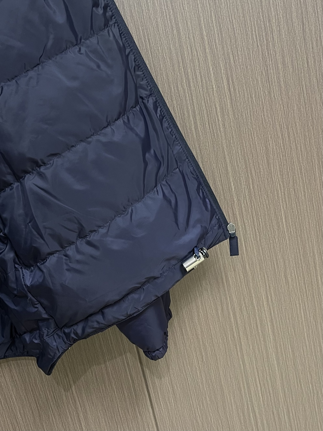 PRADA 2025FW秋冬新款连帽羽绒外套，选用品牌标志性的再生尼龙面料，与传统尼龙性能相当，具备高强