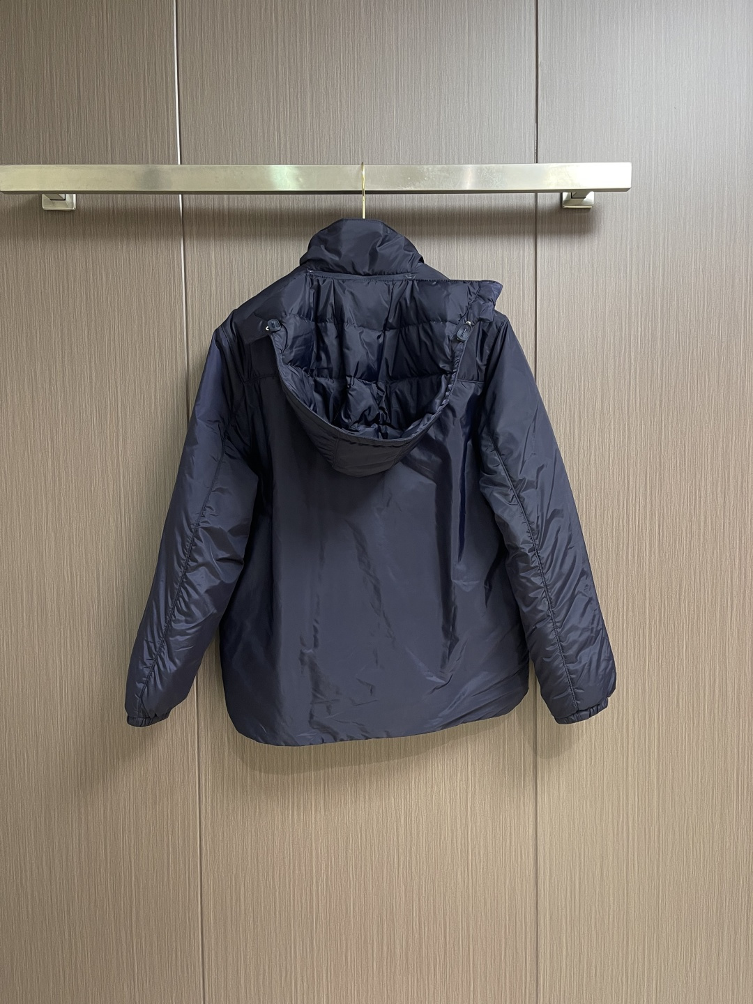 PRADA 2025FW秋冬新款连帽羽绒外套，选用品牌标志性的再生尼龙面料，与传统尼龙性能相当，具备高强