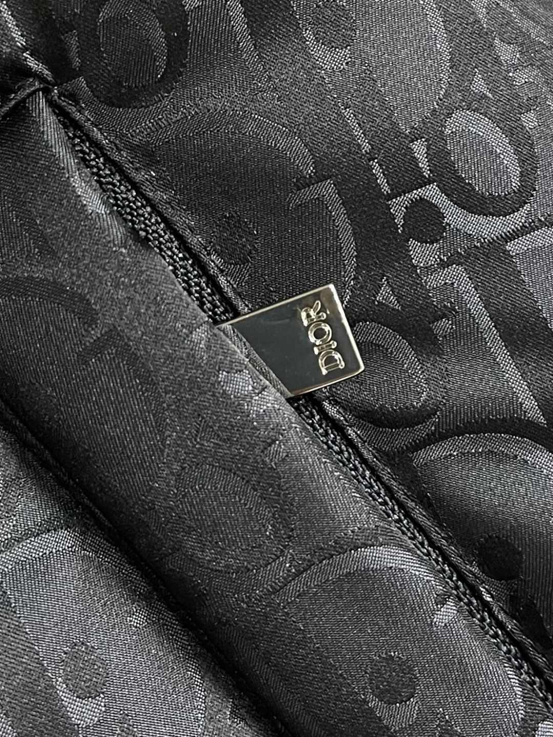 Dior 2025ss新款羽绒马甲，面料采用科技提花技术，在面料上应用激光提花技术，使整件衣服凹凸有致，