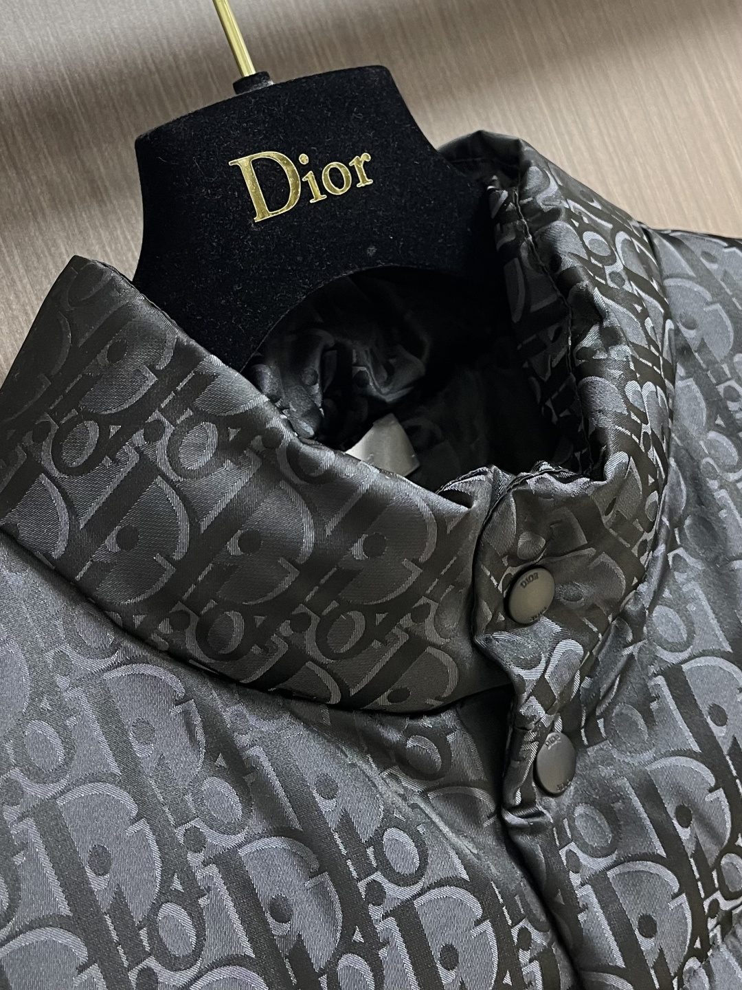 Dior 2025ss新款羽绒马甲，面料采用科技提花技术，在面料上应用激光提花技术，使整件衣服凹凸有致，