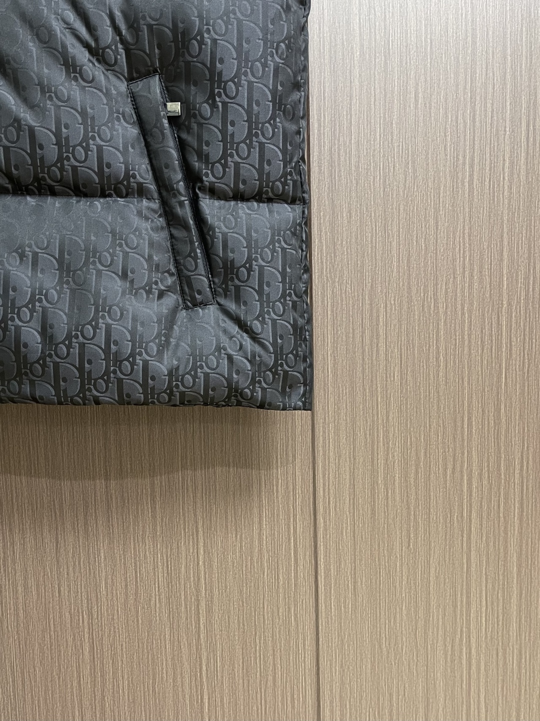 Dior 2025ss新款羽绒马甲，面料采用科技提花技术，在面料上应用激光提花技术，使整件衣服凹凸有致，