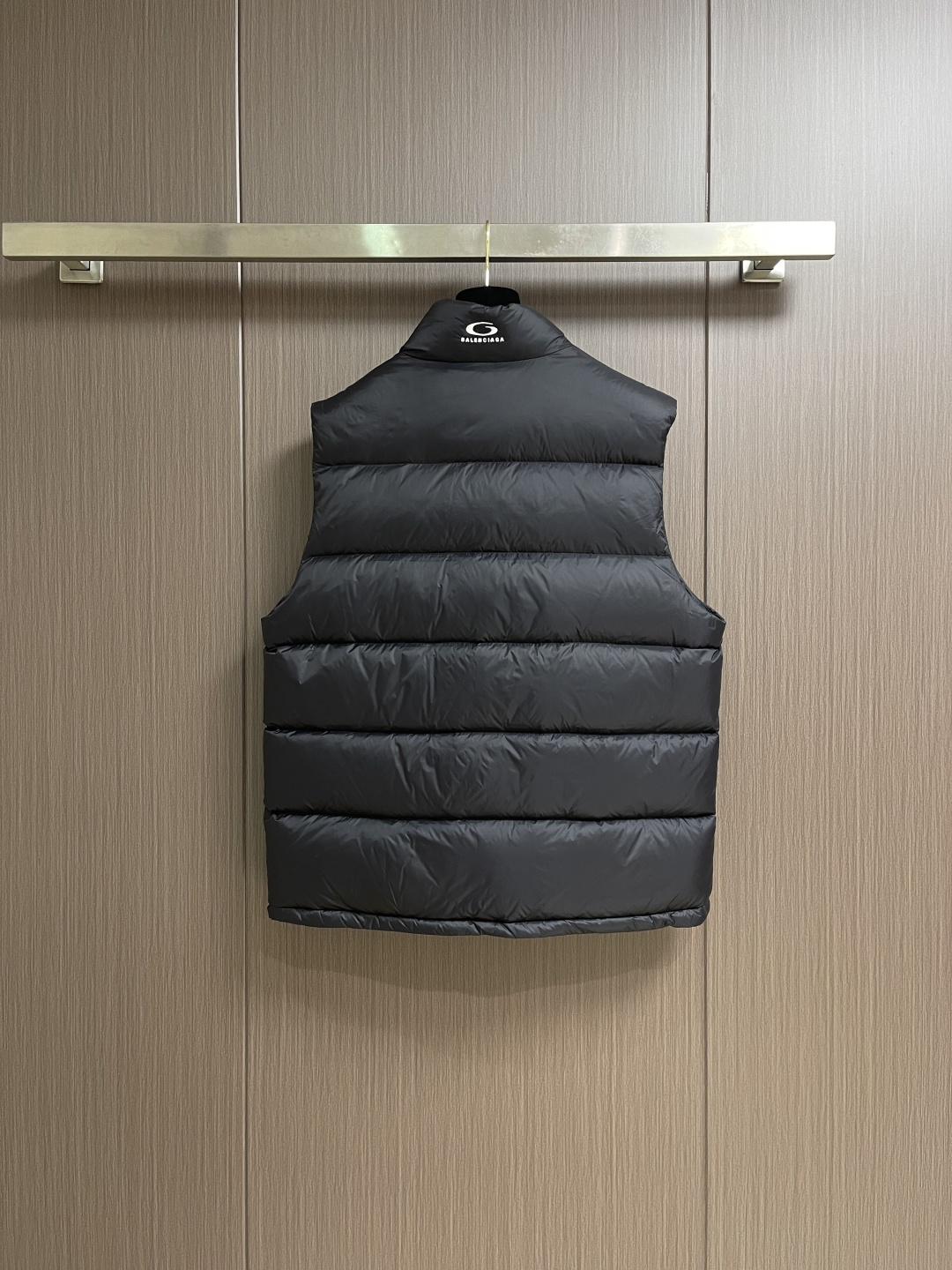 balenciaga 后领徽标LOGO羽绒马甲，技术防撕裂面料：采用了技术防撕裂面料，确保了衣物在滑雪等