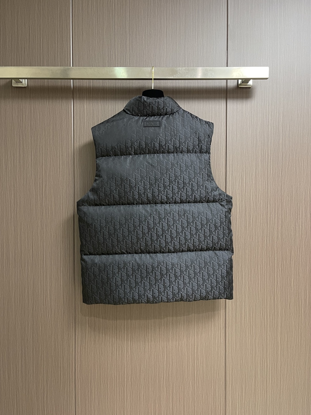 Dior 2025ss新款羽绒马甲，面料采用科技提花技术，在面料上应用激光提花技术，使整件衣服凹凸有致，