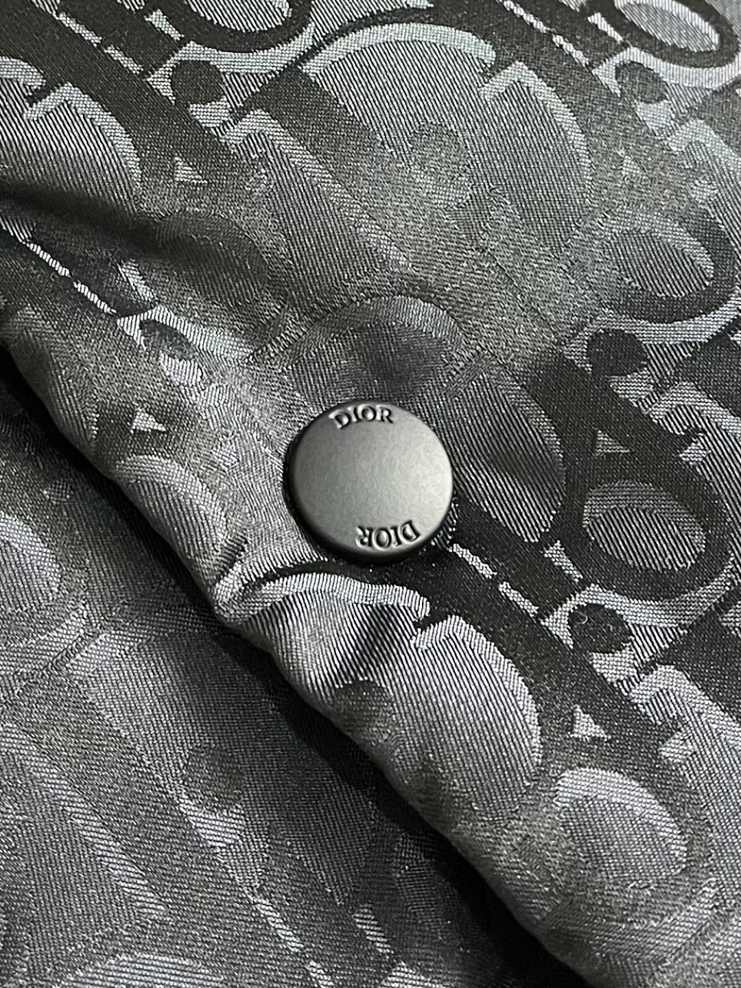 Dior 2025ss新款羽绒马甲，面料采用科技提花技术，在面料上应用激光提花技术，使整件衣服凹凸有致，