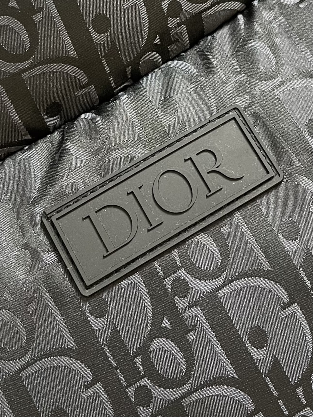 Dior 2025ss新款羽绒马甲，面料采用科技提花技术，在面料上应用激光提花技术，使整件衣服凹凸有致，