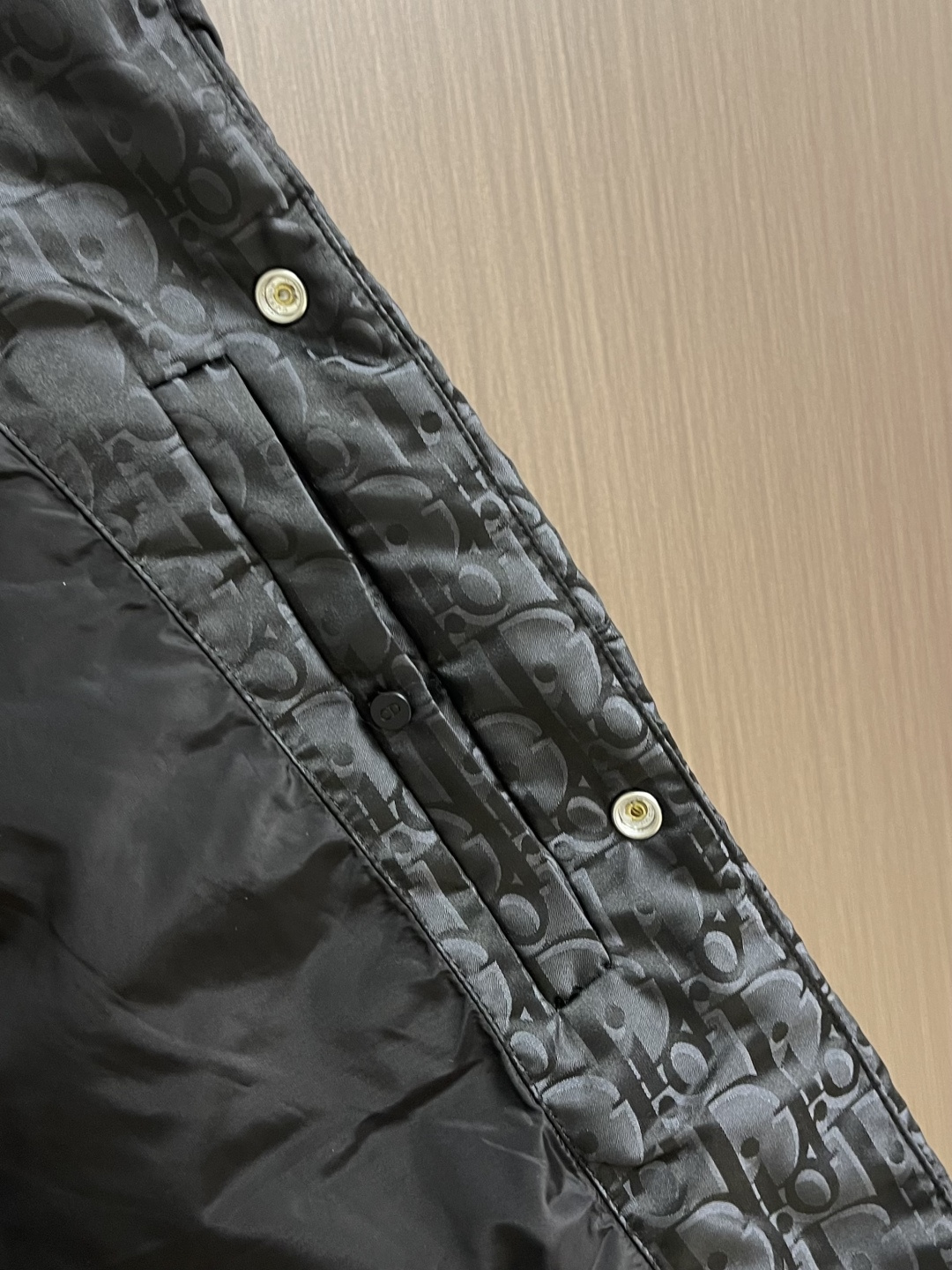 Dior 2025ss新款羽绒马甲，面料采用科技提花技术，在面料上应用激光提花技术，使整件衣服凹凸有致，