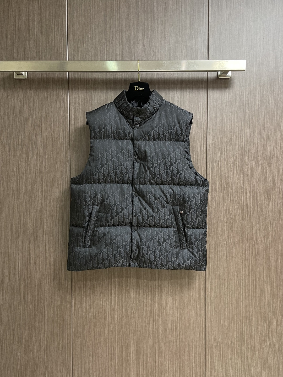 Dior 2025ss新款羽绒马甲，面料采用科技提花技术，在面料上应用激光提花技术，使整件衣服凹凸有致，
