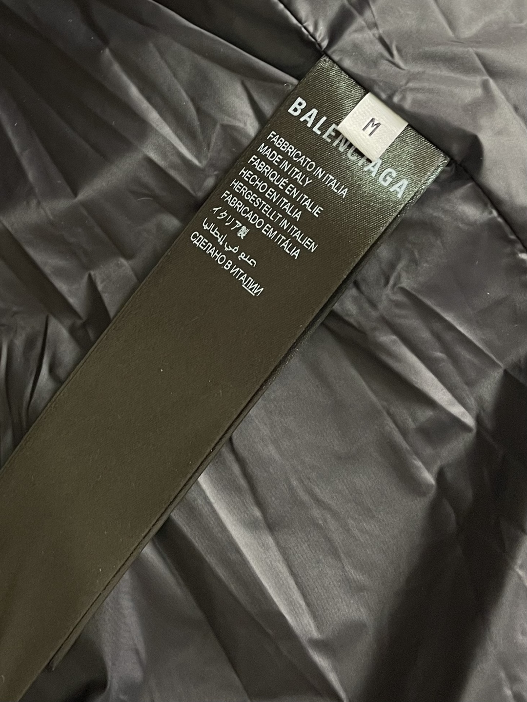 balenciaga 后领徽标LOGO羽绒马甲，技术防撕裂面料：采用了技术防撕裂面料，确保了衣物在滑雪等