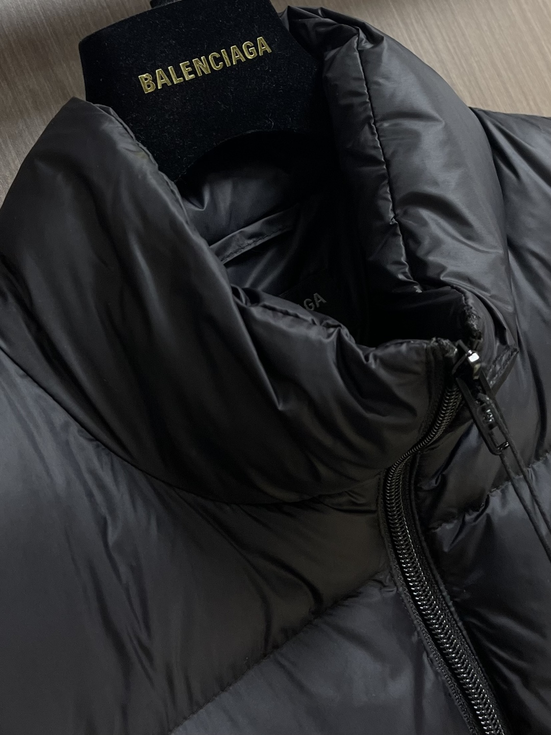 balenciaga 后领徽标LOGO羽绒马甲，技术防撕裂面料：采用了技术防撕裂面料，确保了衣物在滑雪等