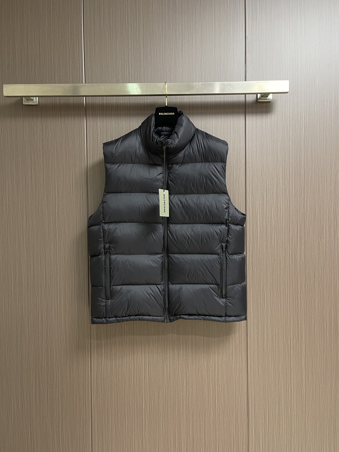 balenciaga 后领徽标LOGO羽绒马甲，技术防撕裂面料：采用了技术防撕裂面料，确保了衣物在滑雪等