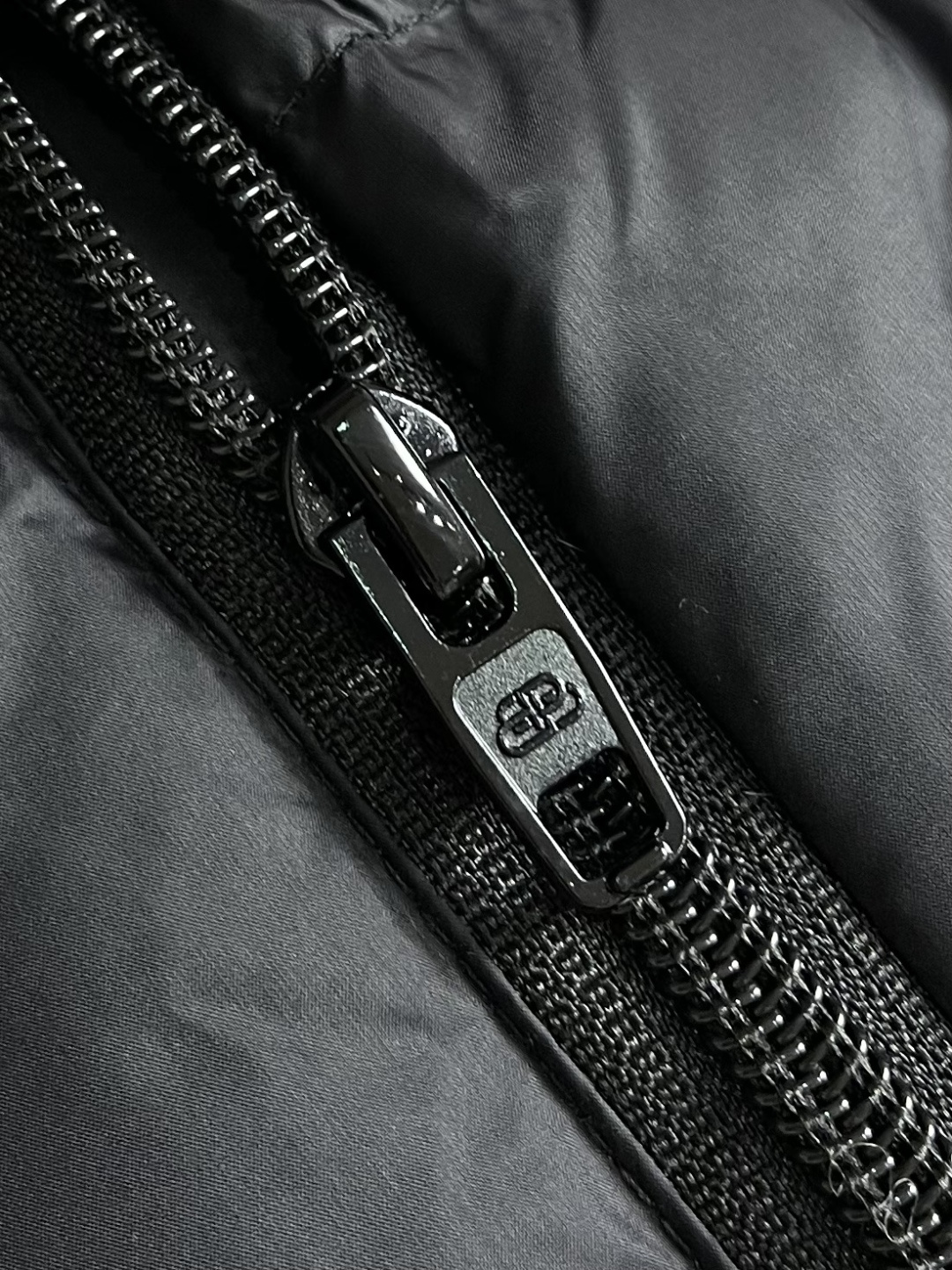 balenciaga 后领徽标LOGO羽绒马甲，技术防撕裂面料：采用了技术防撕裂面料，确保了衣物在滑雪等