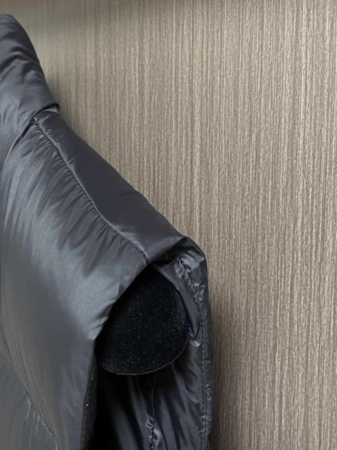 balenciaga 后领徽标LOGO羽绒马甲，技术防撕裂面料：采用了技术防撕裂面料，确保了衣物在滑雪等