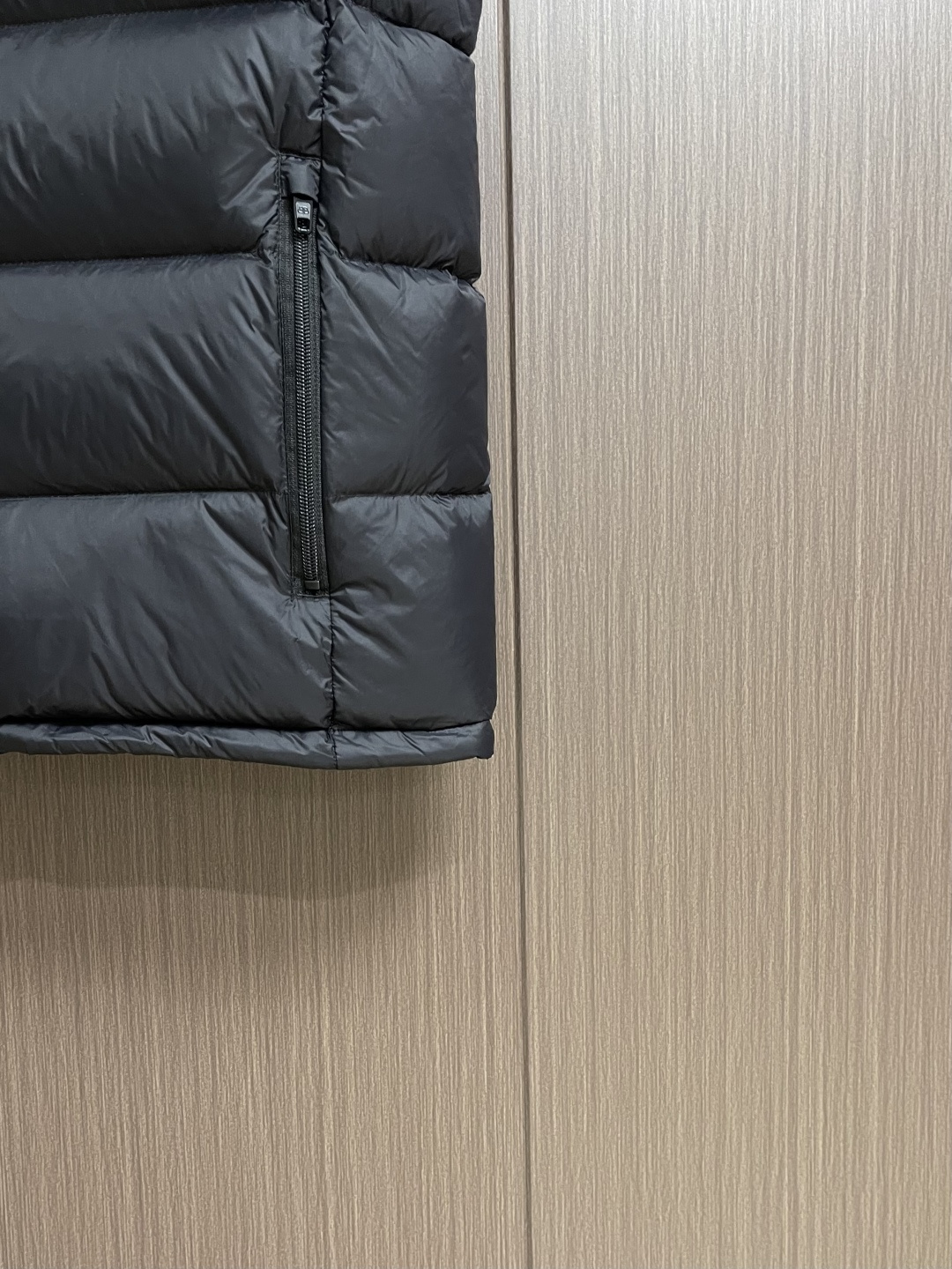 balenciaga 后领徽标LOGO羽绒马甲，技术防撕裂面料：采用了技术防撕裂面料，确保了衣物在滑雪等