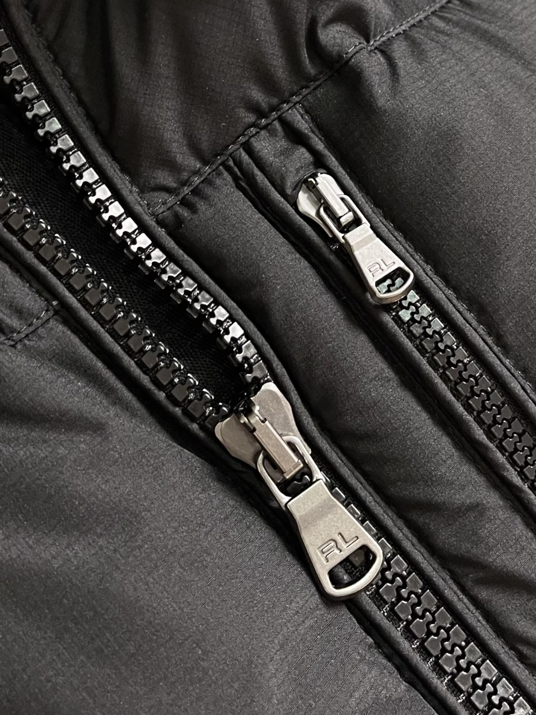 RalP🆕h Lauren 经典红标连帽羽绒服， 尼龙面料具有良好的防风防水性能，能有效阻挡外界风雨侵入