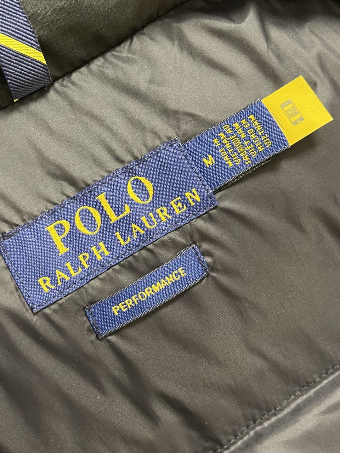 RalP🆕h Lauren 经典红标连帽羽绒服， 尼龙面料具有良好的防风防水性能，能有效阻挡外界风雨侵入