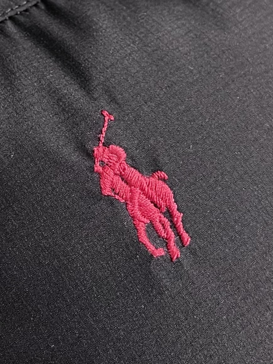 RalP🆕h Lauren 经典红标连帽羽绒服， 尼龙面料具有良好的防风防水性能，能有效阻挡外界风雨侵入