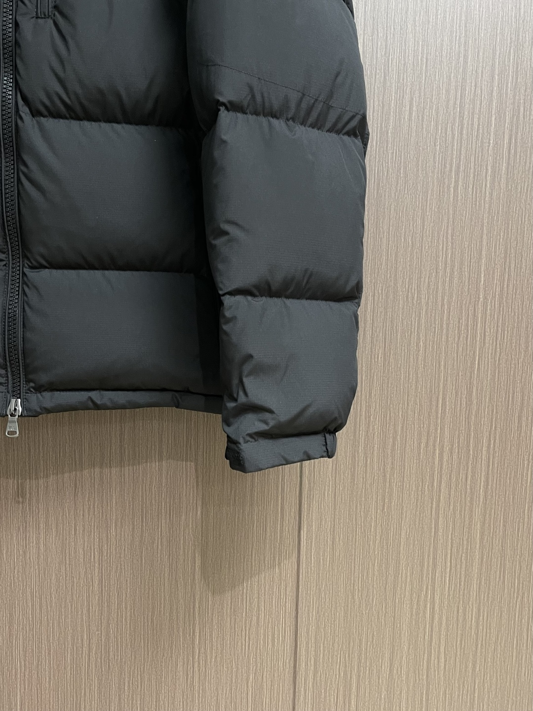 RalP🆕h Lauren 经典红标连帽羽绒服， 尼龙面料具有良好的防风防水性能，能有效阻挡外界风雨侵入