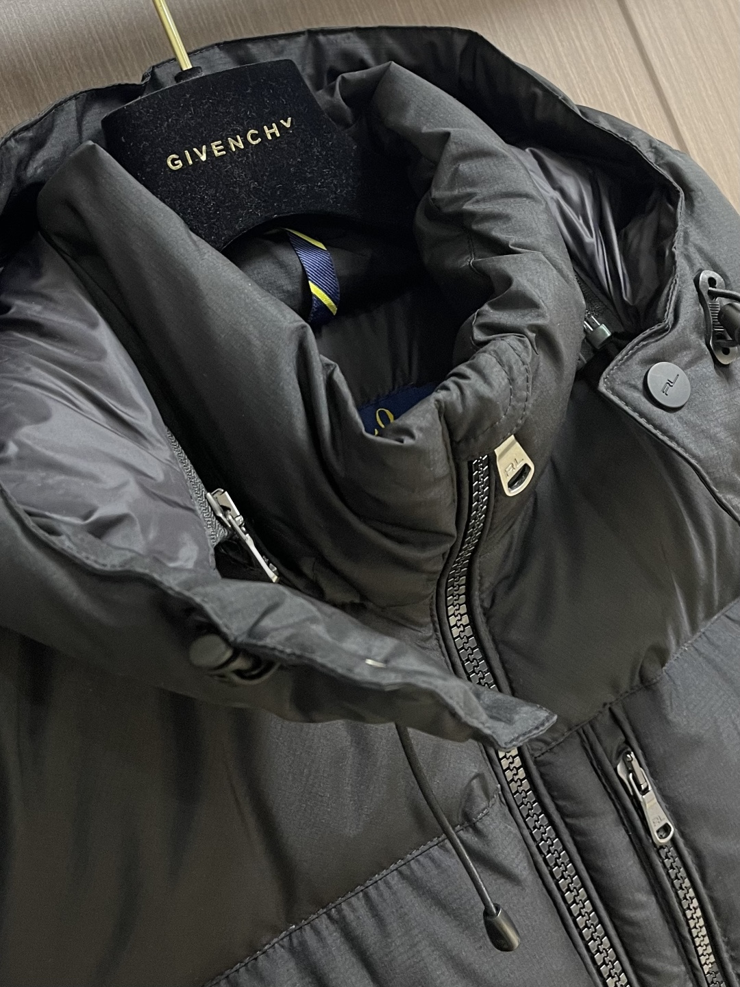 RalP🆕h Lauren 经典红标连帽羽绒服， 尼龙面料具有良好的防风防水性能，能有效阻挡外界风雨侵入