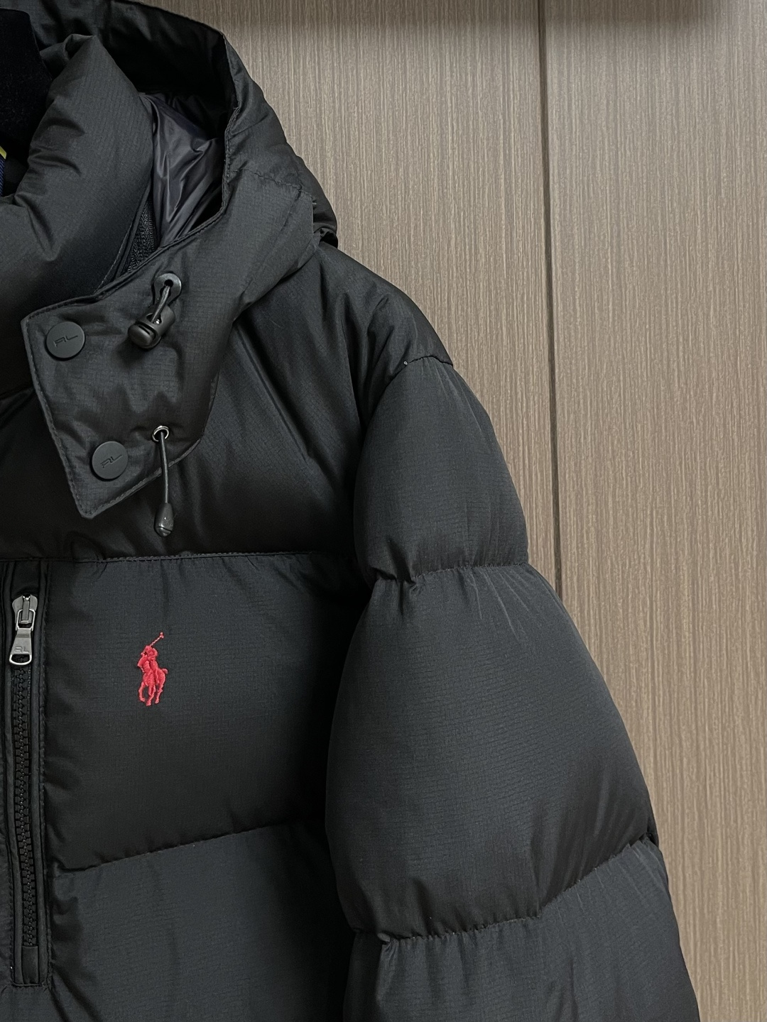 RalP🆕h Lauren 经典红标连帽羽绒服， 尼龙面料具有良好的防风防水性能，能有效阻挡外界风雨侵入