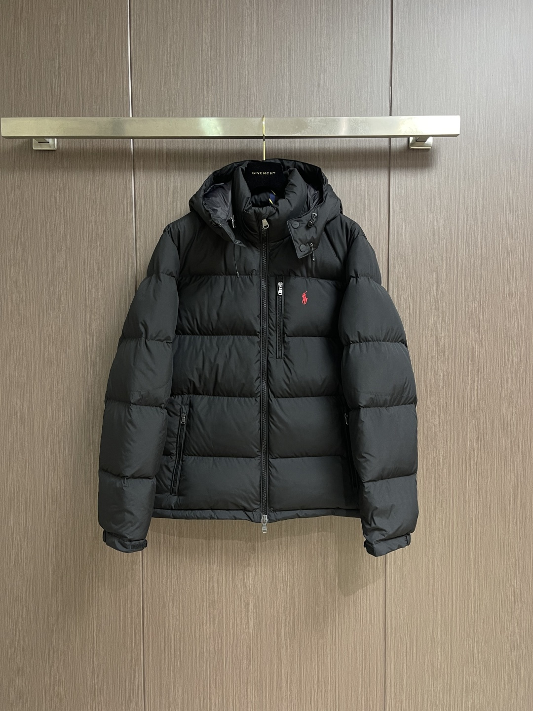 RalP🆕h Lauren 经典红标连帽羽绒服， 尼龙面料具有良好的防风防水性能，能有效阻挡外界风雨侵入