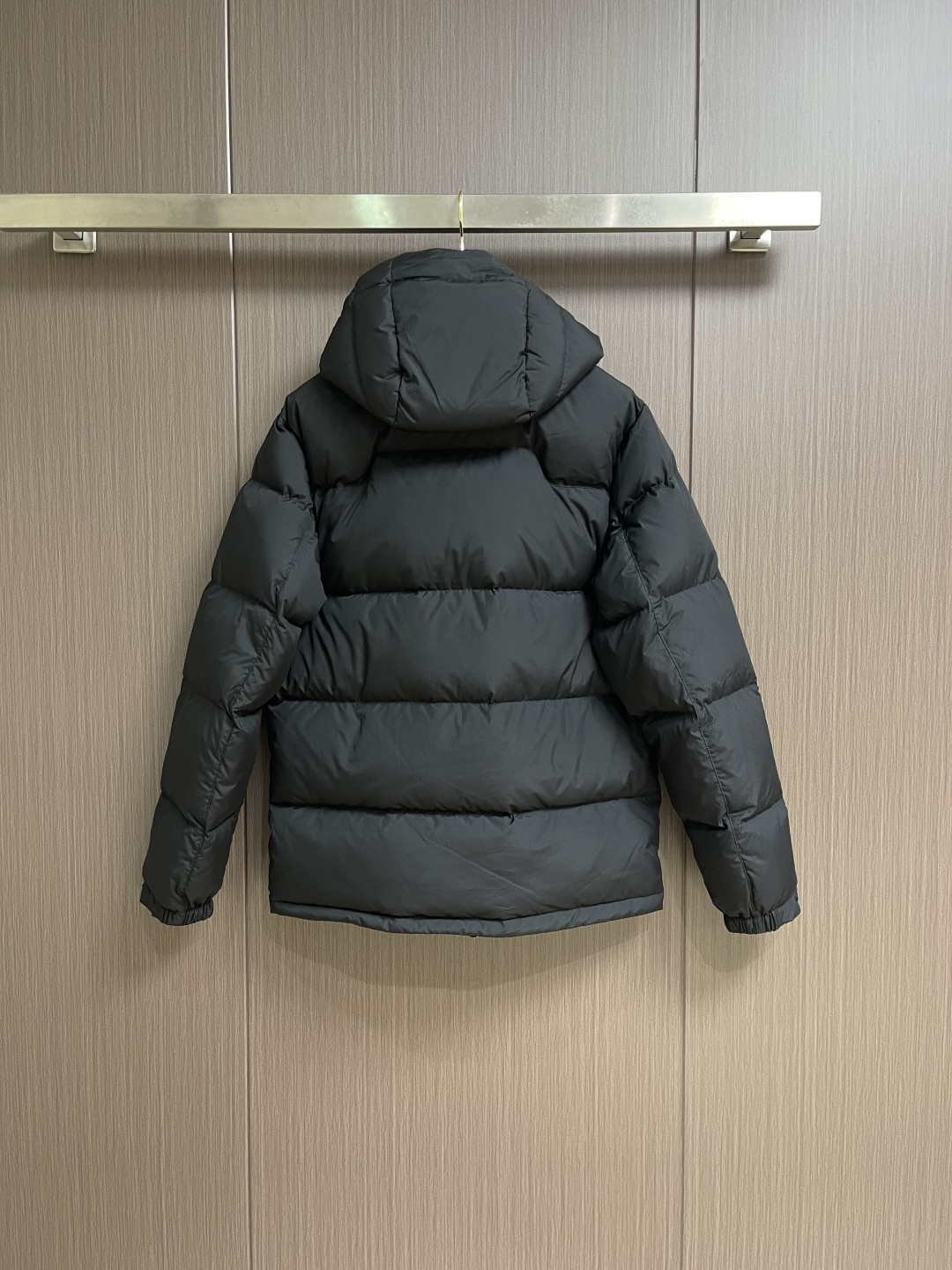 RalP🆕h Lauren 经典红标连帽羽绒服， 尼龙面料具有良好的防风防水性能，能有效阻挡外界风雨侵入