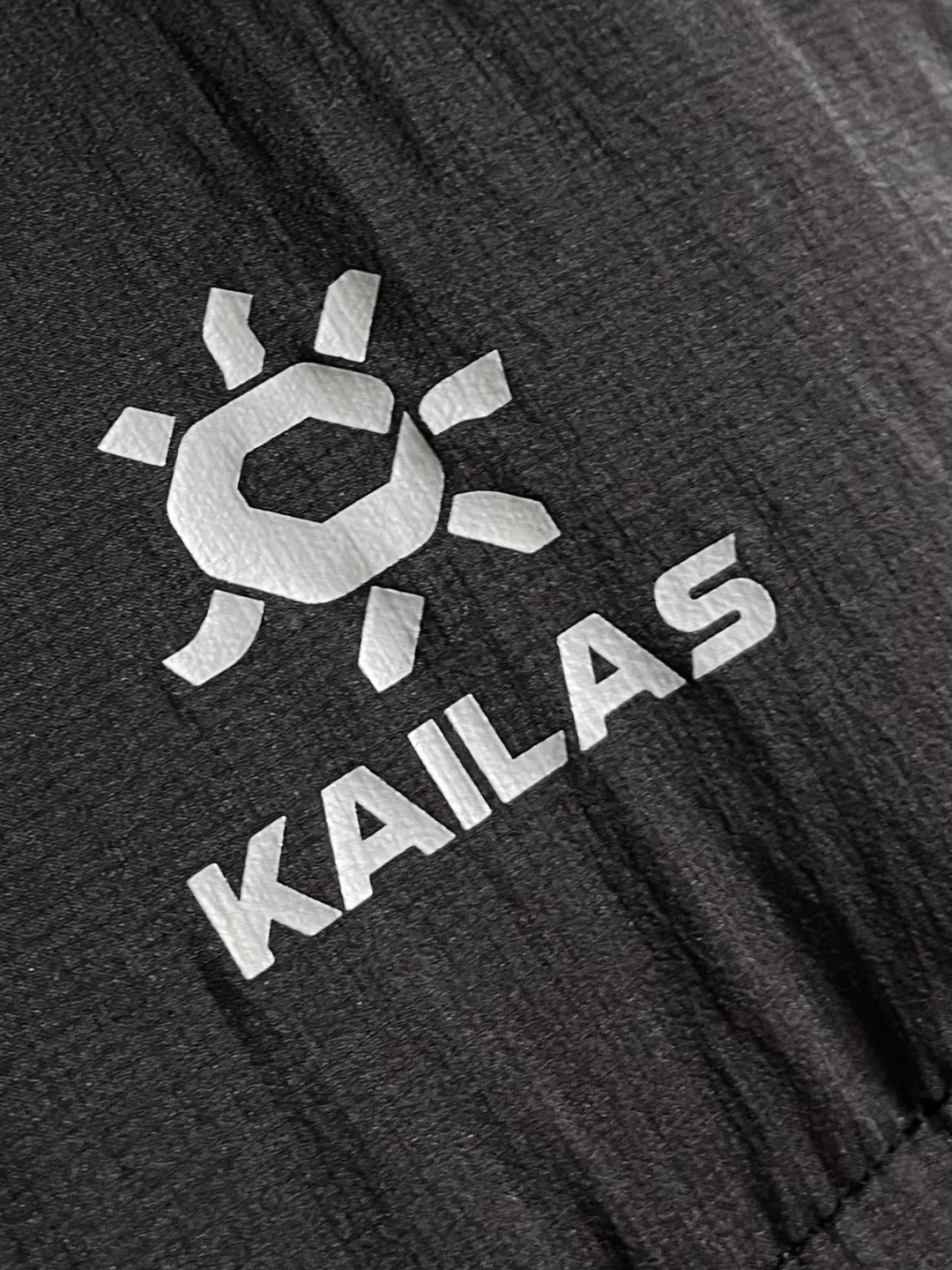 凯乐石KAILAS 2025SS秋冬新款连帽羽绒外套，采用锦纶（尼龙）面料：100D高密度尼龙塔夫绸（N