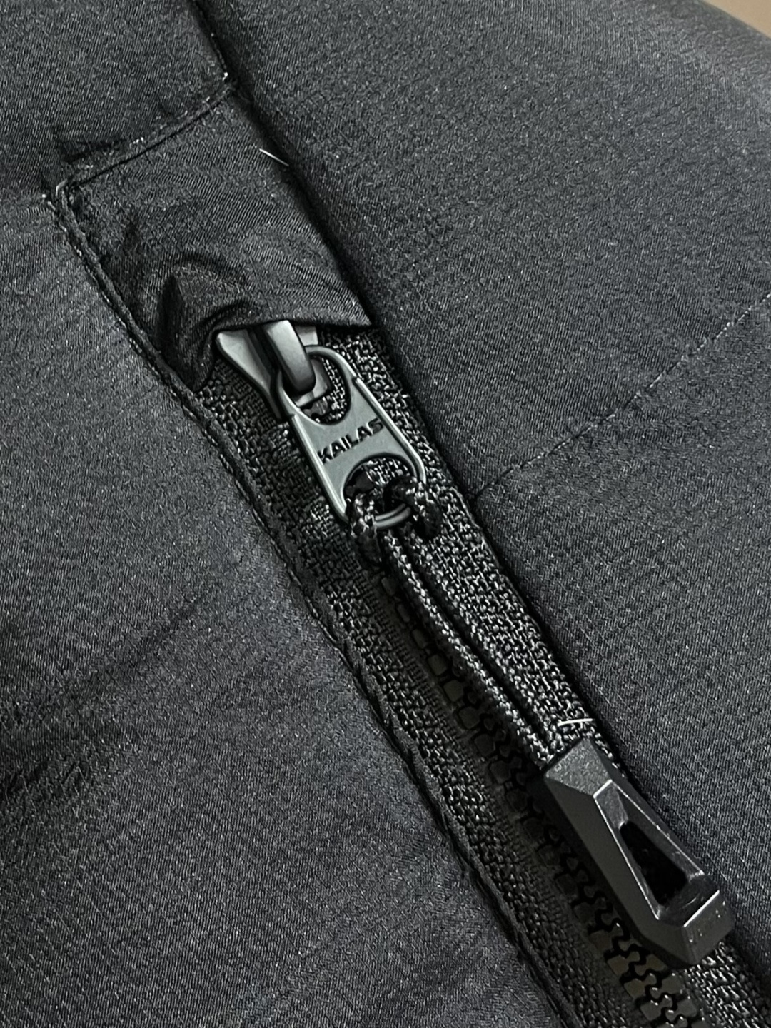 凯乐石KAILAS 2025SS秋冬新款连帽羽绒外套，采用锦纶（尼龙）面料：100D高密度尼龙塔夫绸（N