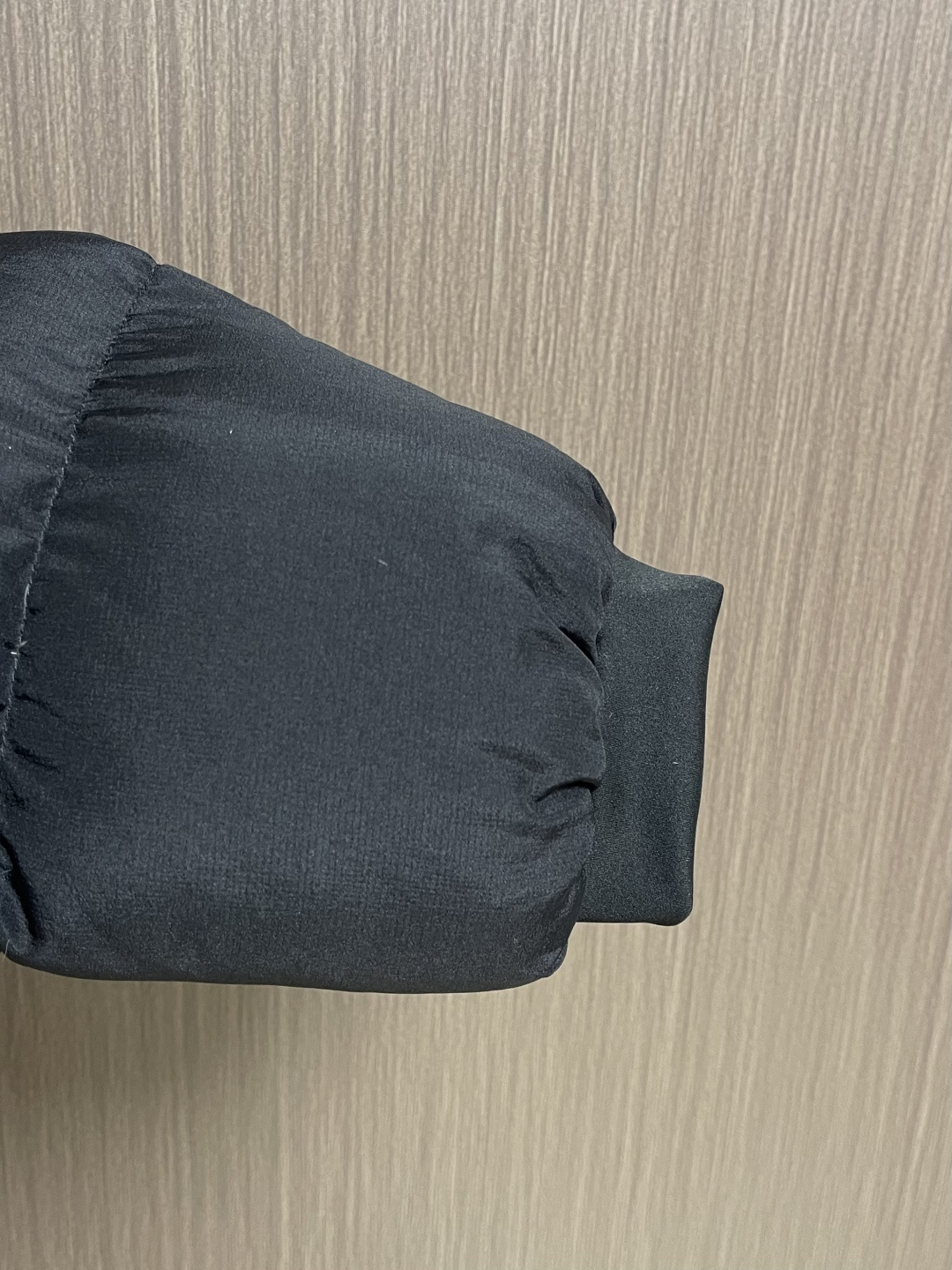 凯乐石KAILAS 2025SS秋冬新款连帽羽绒外套，采用锦纶（尼龙）面料：100D高密度尼龙塔夫绸（N