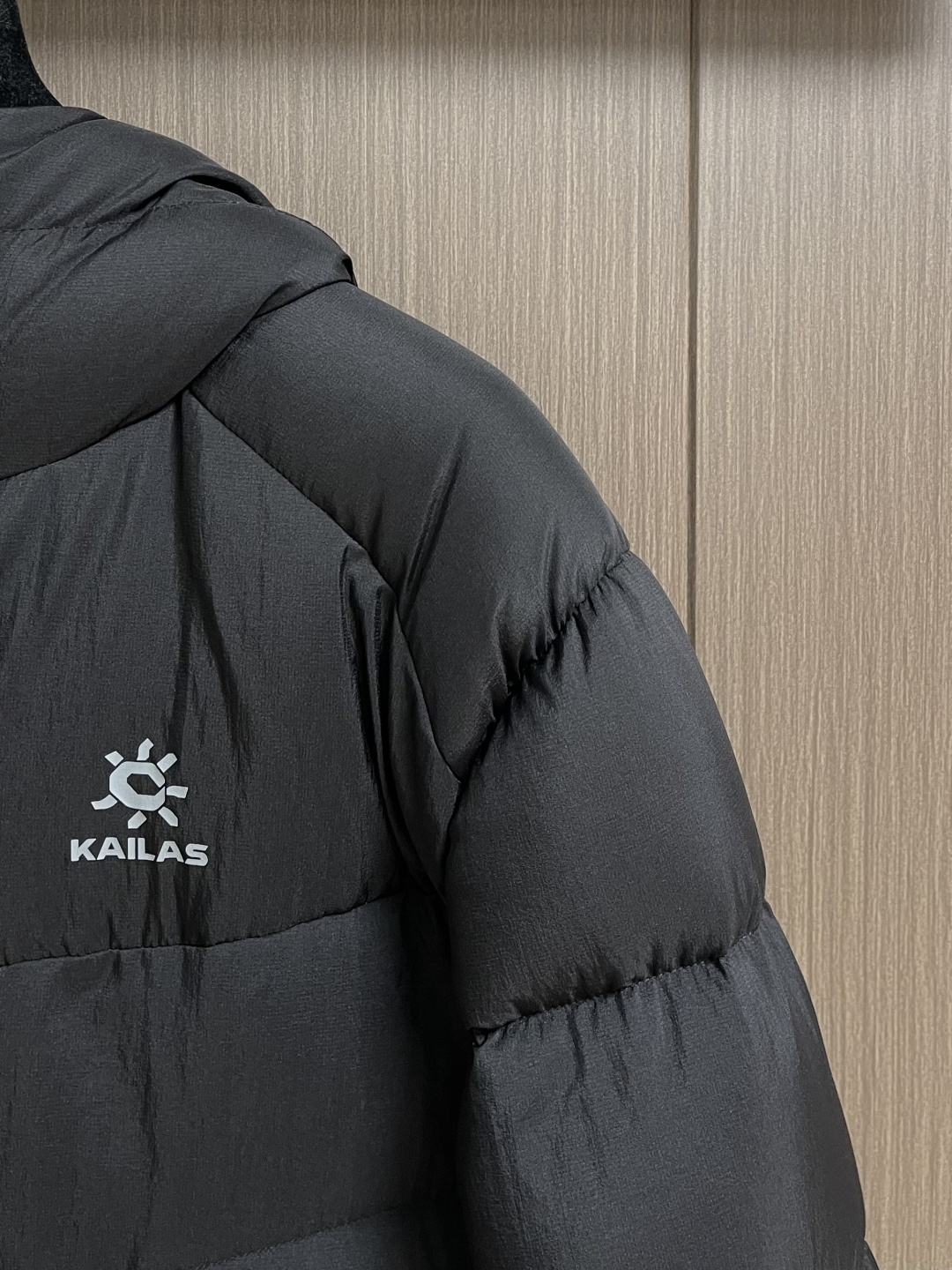 凯乐石KAILAS 2025SS秋冬新款连帽羽绒外套，采用锦纶（尼龙）面料：100D高密度尼龙塔夫绸（N