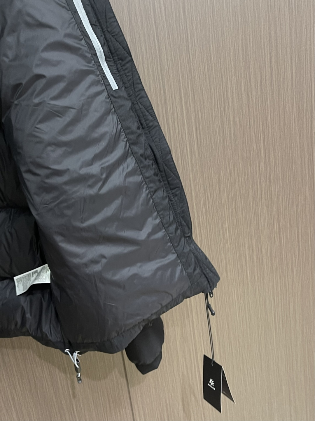 凯乐石KAILAS 2025SS秋冬新款连帽羽绒外套，采用锦纶（尼龙）面料：100D高密度尼龙塔夫绸（N