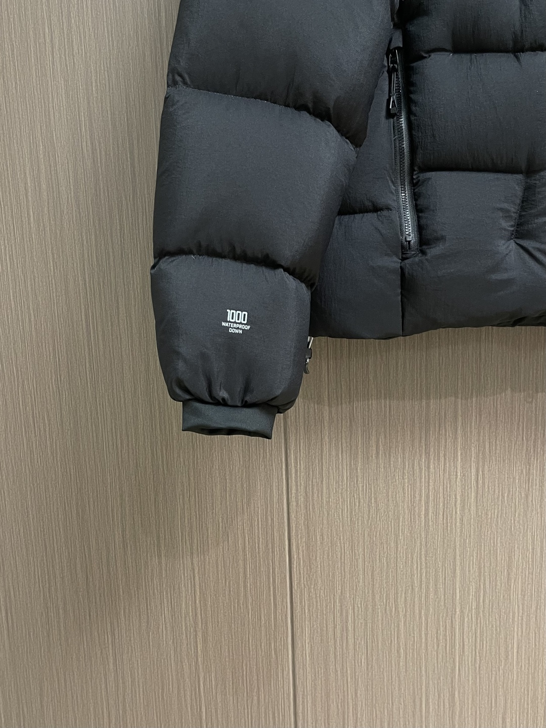 凯乐石KAILAS 2025SS秋冬新款连帽羽绒外套，采用锦纶（尼龙）面料：100D高密度尼龙塔夫绸（N