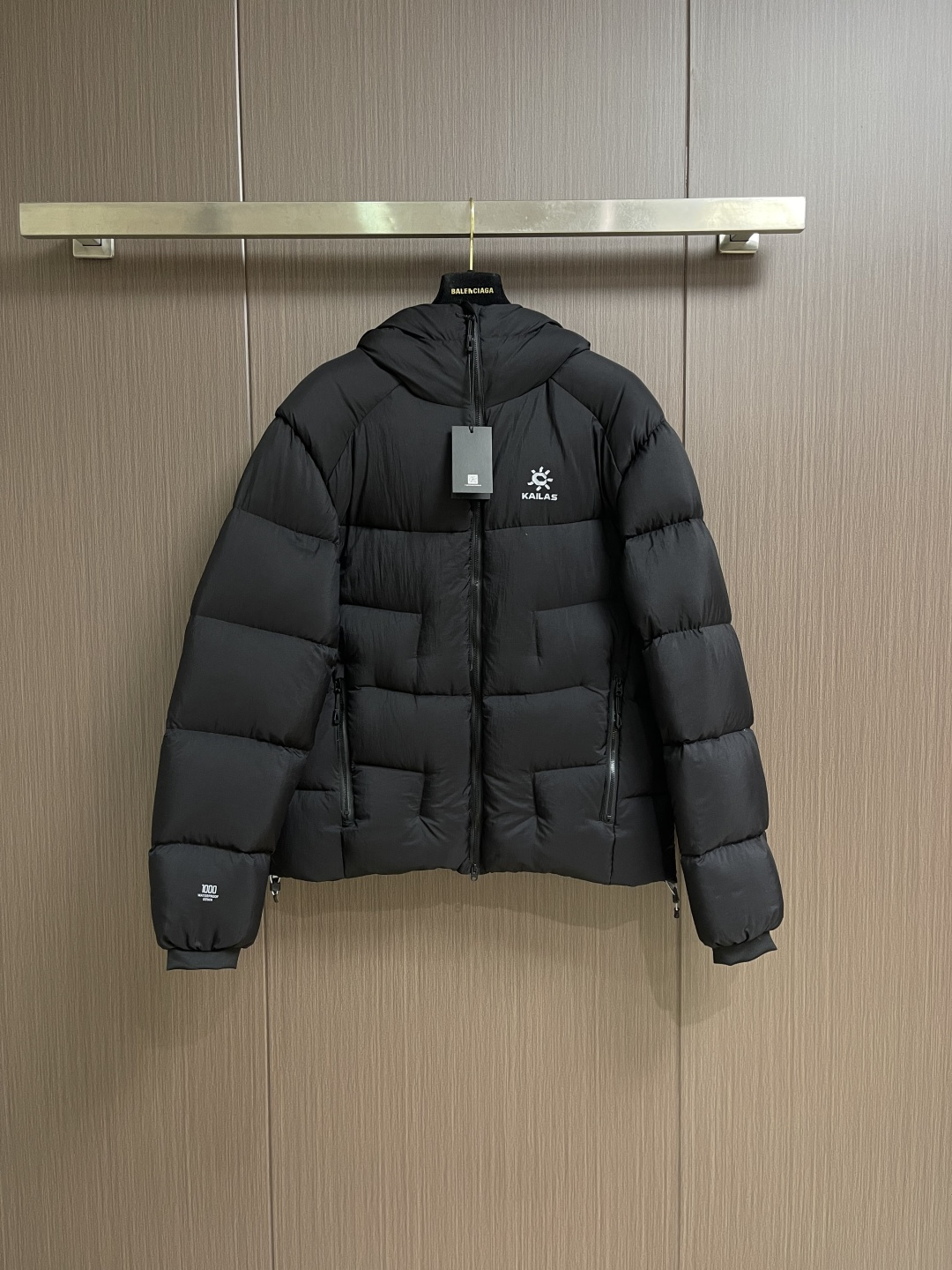 凯乐石KAILAS 2025SS秋冬新款连帽羽绒外套，采用锦纶（尼龙）面料：100D高密度尼龙塔夫绸（N