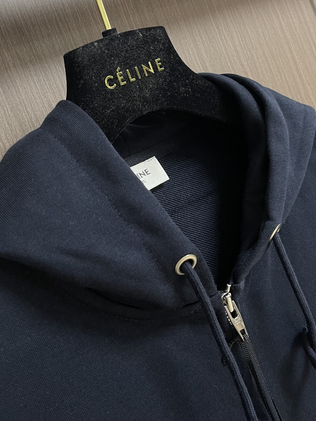 Celine 2025Fw新款印花字母连帽拉链卫衣外套，采用定织定染高克重纯棉卫衣面料制成 面料手感厚实