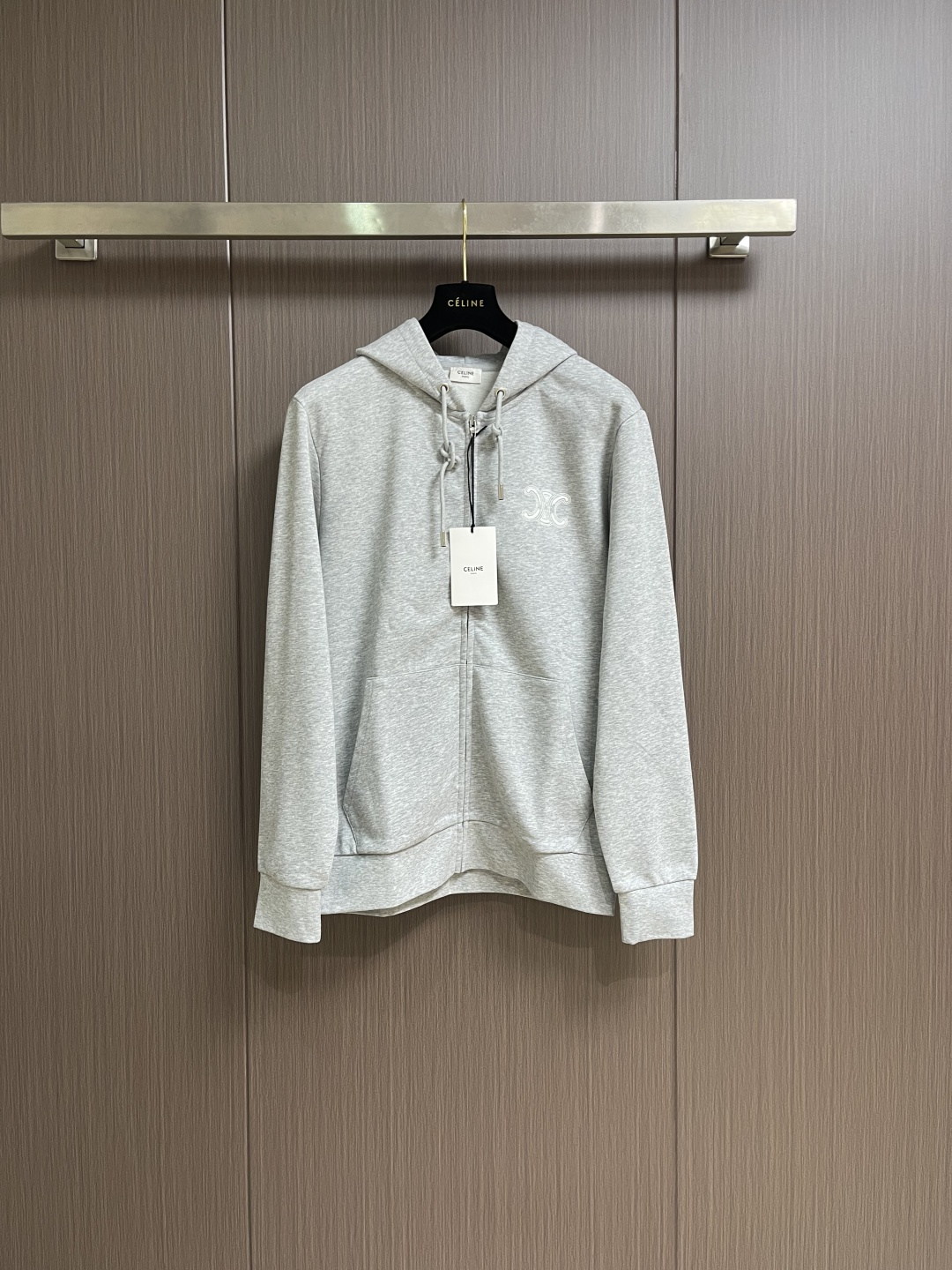 NO:644148,Celine 2025Fw new printed letter hooded zipper sweatshirt jacket, made of custom-woven and custom-dyed high-weight pure cotton sweatshirt fabric. The fabric feels thick and has a certain sense of self-weight. The bottom has a dense and rough terry texture. It is close to the skin and has excellent warmth retention. You will not feel any discomfort at all!  The color of the front chest printing is clear, and the obvious logo of the Arc de Triomphe is added. The lines are smooth and smooth and will not fall off or deform when washed. Sizes M-3XL M size bust 112 shoulder width 44 length 69 sleeve length 64 L size bust 116 shoulder width 46 length 71 sleeve length 65 XL size bust 120 shoulder width 48 length 73 sleeve length 66 2  Dress length 75, sleeve length 67, 3XL size, bust 128, shoulder width 52, dress length 77, sleeve length 68,,celine,hoodie,sweatshirts,jackets & coats,hats,alexander wang19860909Celine 2025Fw新款印花字母连帽拉链卫衣外套,采用定织定染高克重纯棉卫衣面料制成 面料手感厚实且有一定的自重感 底部绵密粗犷的毛圈肌理 贴身亲肤,保暖性极佳 丝毫感受不到任何扎刺不适感！ 前胸印花上色彩清晰,添加凯旋门明显标志 线条光滑流畅水洗不脱落变形.尺码M-3XL M码 胸围112 肩宽44 衣长69 袖长64 L码 胸围116 肩宽46 衣长71 袖长65 XL码胸围120 肩宽48 衣长73 袖长66 2XL码 胸围124肩宽50 衣长75 袖长67 3XL码 胸围128 肩宽52 衣长77袖长68,,celine,hoodie,sweatshirts,jackets & coats,hats,alexander wang,Men's clothing